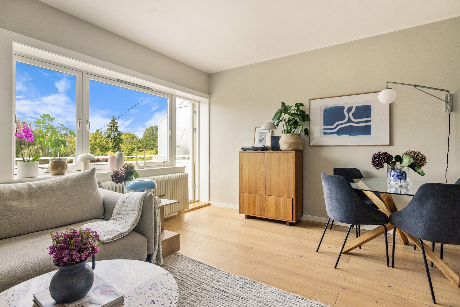 Varmtvann og oppvarming (radiator/fjernvarme) inngår i fellesutgiftene. Dette bidrar til lavere strømregninger for deg. Galleribilde