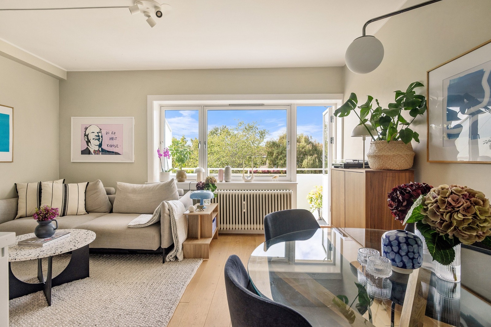 Leiligheten har en dus og herlig fargepalett. I kombinasjon med de store vinduene, oppleves leiligheten som lys. Galleribilde