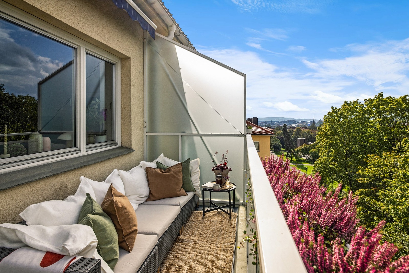 Balkongen er ca. 7 m² og vender mot nordvest. Du har sol fra ettermiddag til kveld. Balkongen har medfølgende praktisk markise. Galleribilde