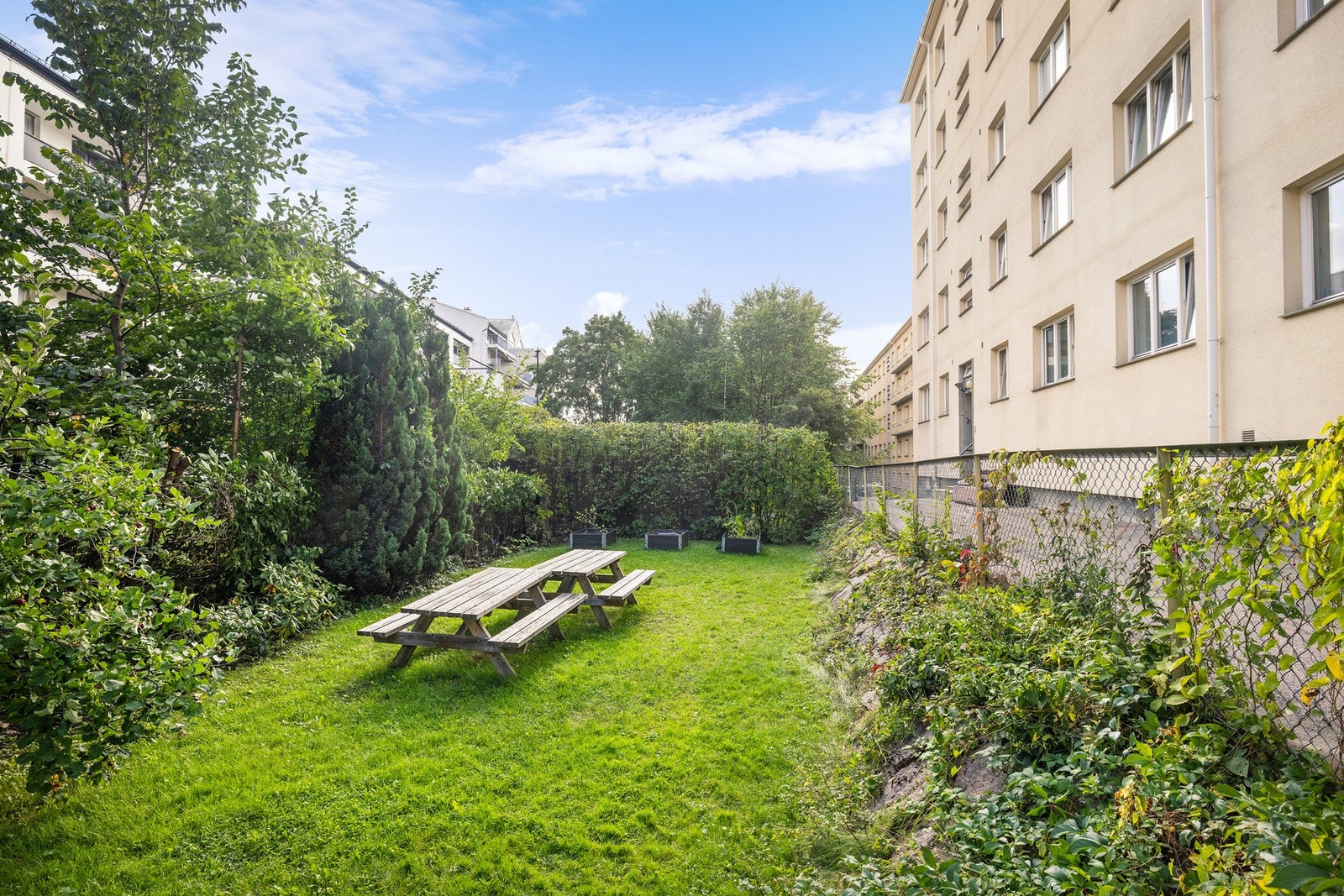 Ved inngangen finner du en liten koselig felleshage med dyrkekasser. . Galleribilde