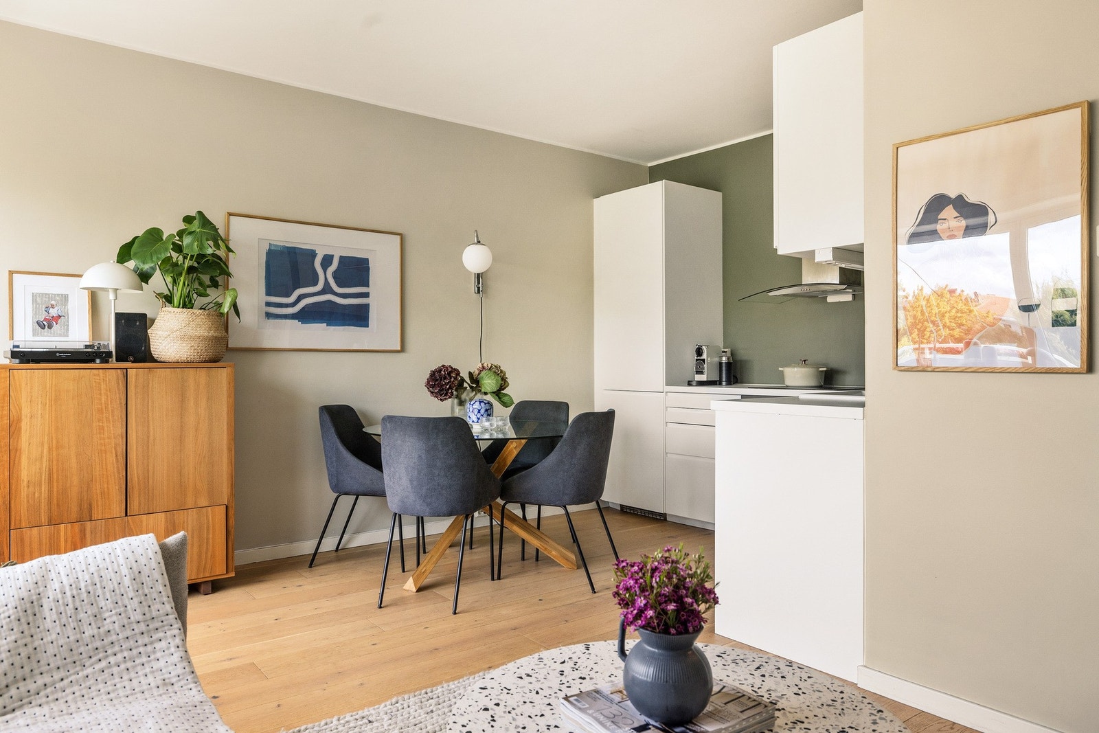 Fellesutgiftene kan reduseres til ca. 2 900,-/ med dagens lånevilkår, dersom du benytter deg av den frivillige IN-ordningen. Se salgsoppgave. Galleribilde