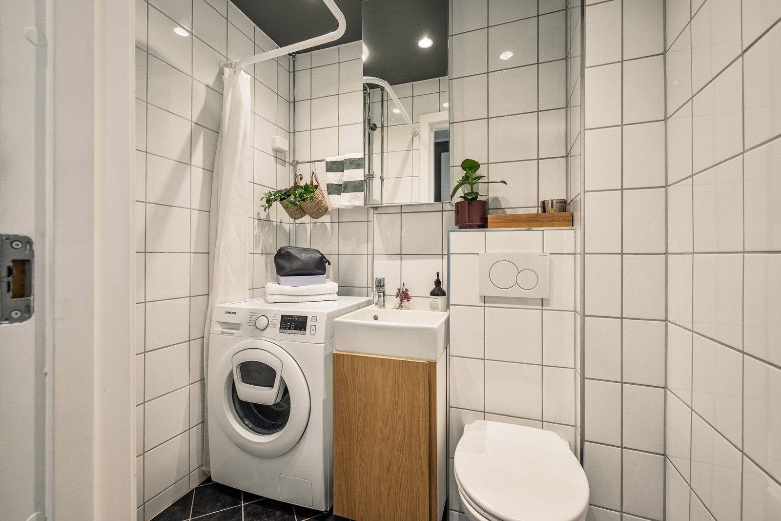 Badet ble rehabilitert i 2013, i borettslagets regi. Elektrisk gulvvarme. Oppbevaringsplass har du i speilskap samt under servanten. Galleribilde