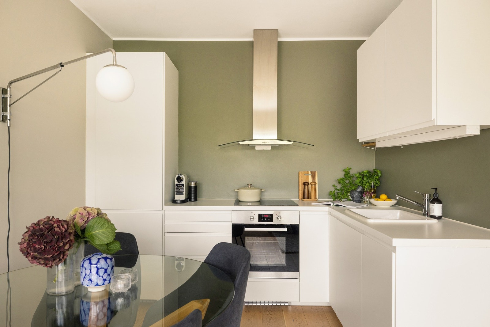 Hvitevarene inkluderer kjøleskap med fryser, stekeovn, koketopp og oppvaskmaskin. Galleribilde