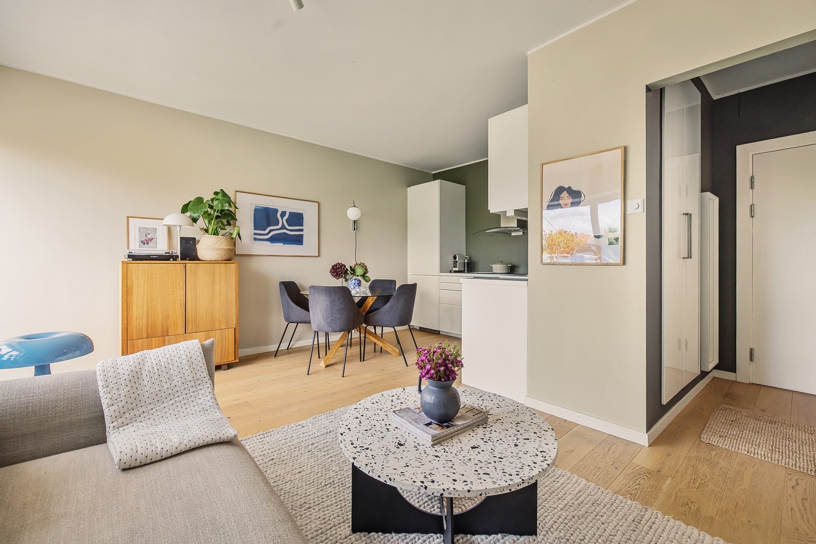 Hjemmet har en fin og sosial planløsning, med åpen stue- og kjøkkensone. Galleribilde