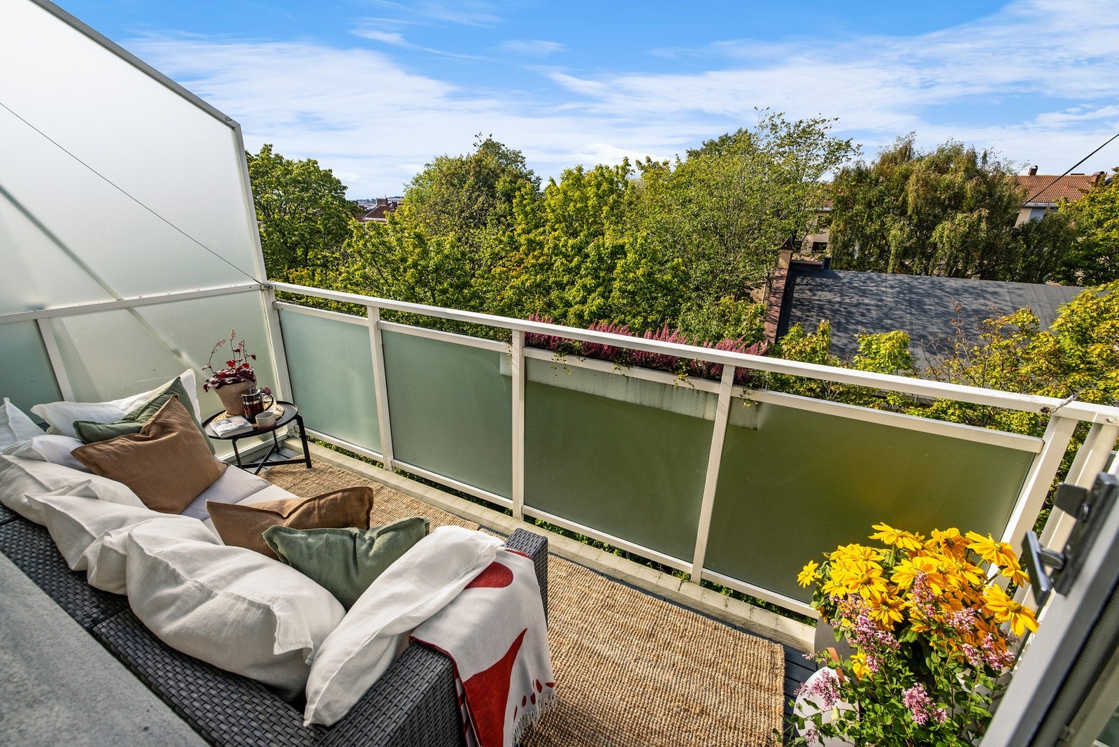 Her ser du rett ut mot ærverdige Trikkestallen. Galleribilde