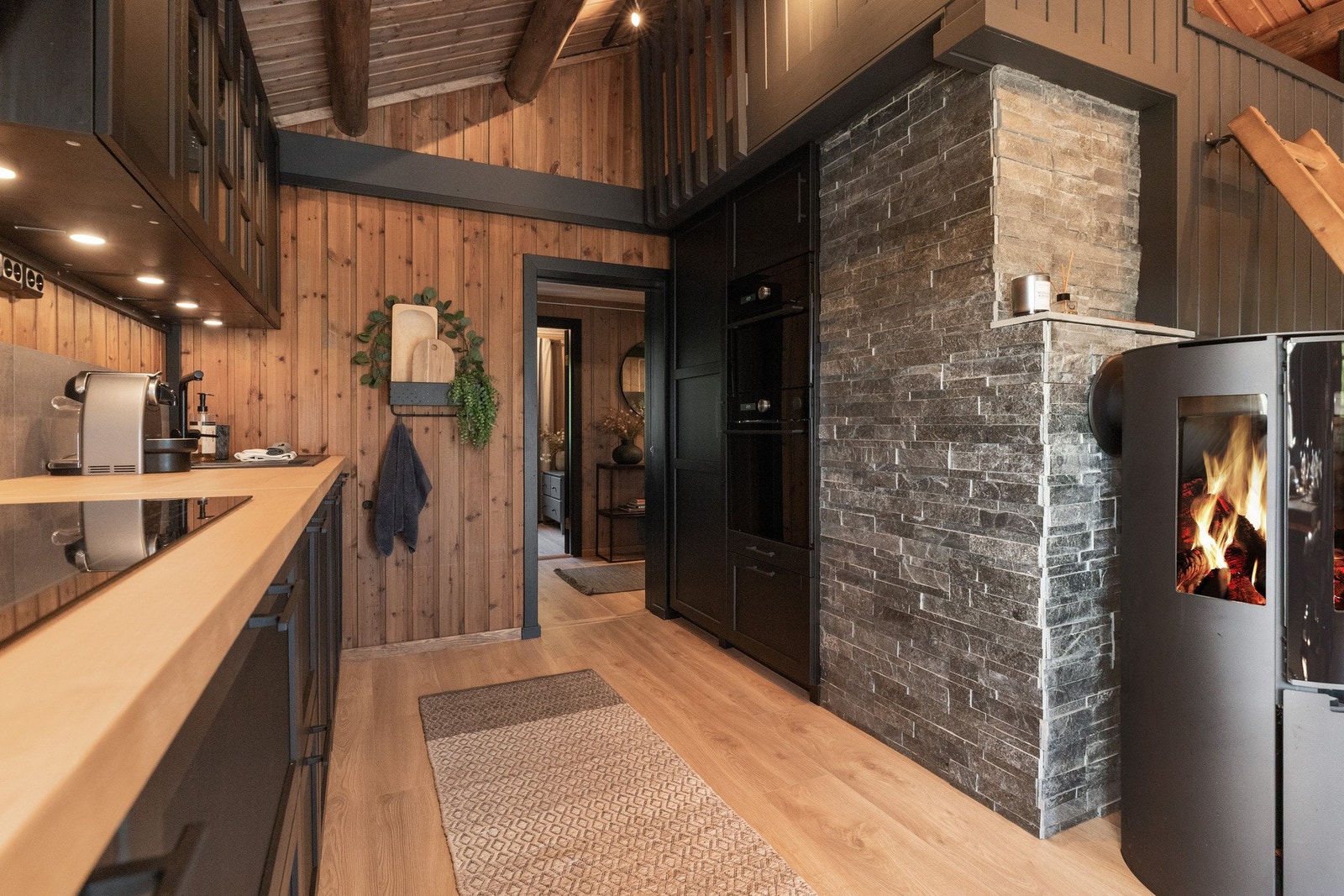 Nytt og moderne IKEA-kjøkken med IKEAS toppmodeller på platetopp, komfyr, kjøleskap og oppvaskmaskin Galleribilde