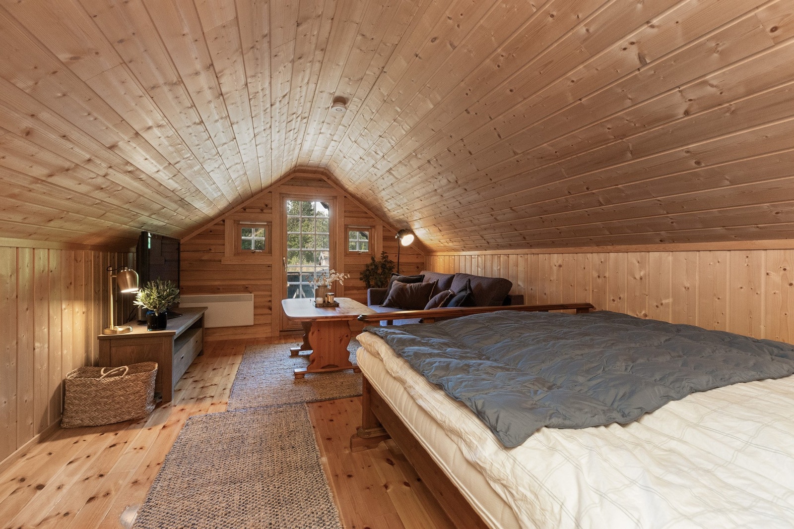 På garasjeloftet er det i dag innredet som stue/soverom. Vi gjør oppmerksom på at rommet ikke er godkjent for varig opphold - avvik på rømningsvei og ikke gasstett mellom garasje og rom Galleribilde