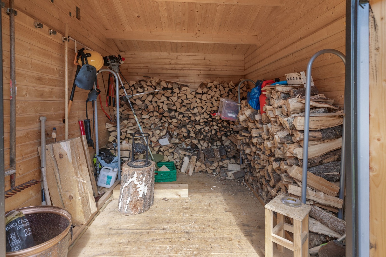 Alltid fint med god plass til oppbevaring av ved og redskaper Galleribilde