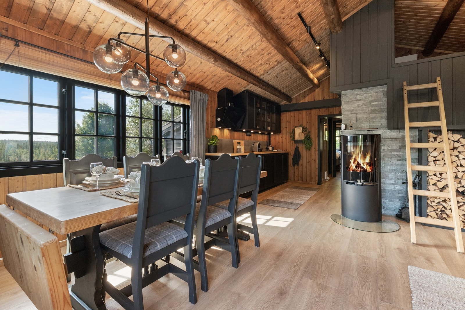 De aller fleste vinduer i hytten er nye Galleribilde