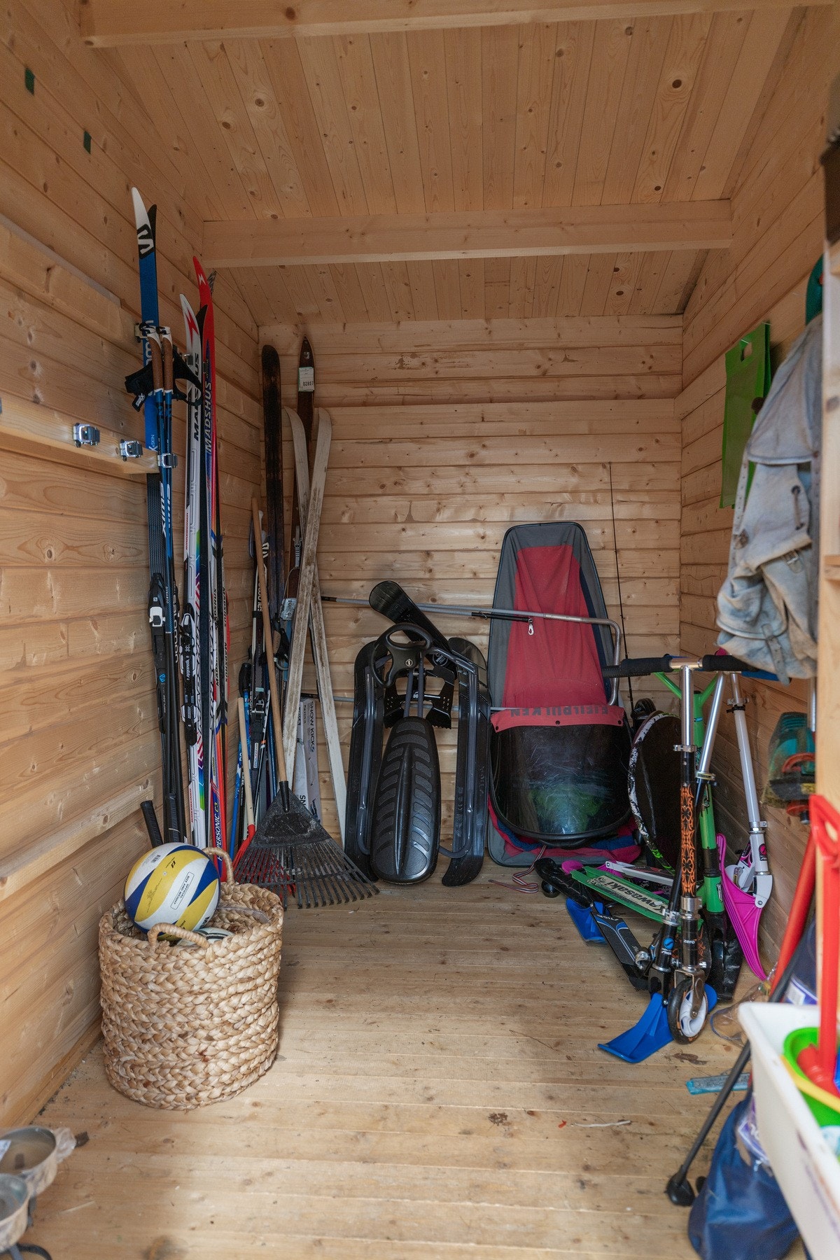 I uthuset er det praktisk oppbevaringsplass. Perfekt til ski- og akeutstyr Galleribilde