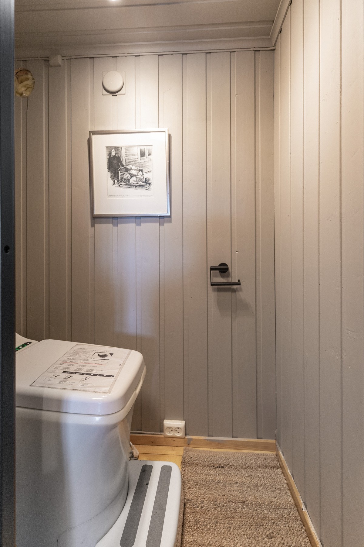 Toalettrom med forbrenningstoalett. Galleribilde