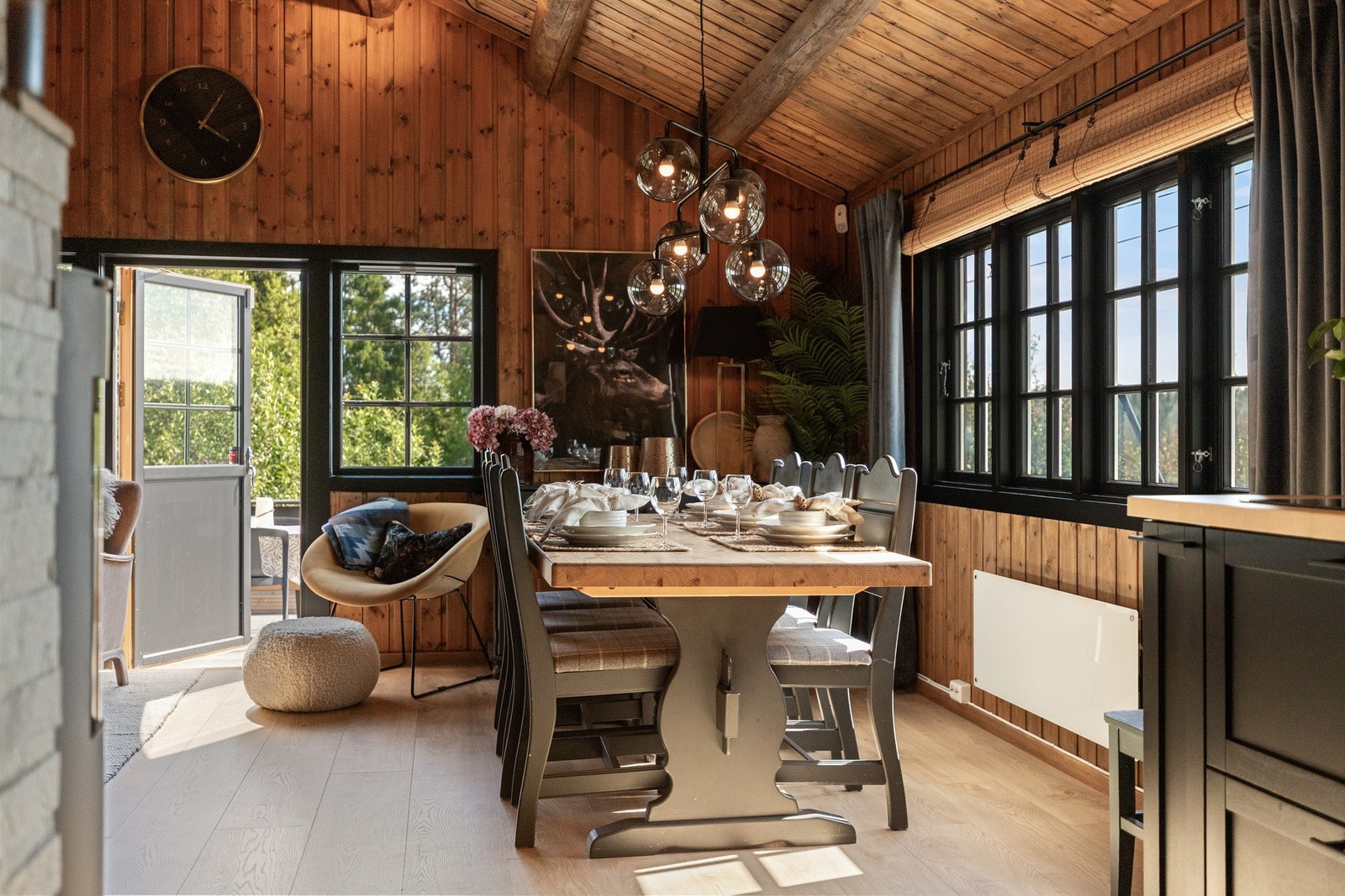 I spisestuesonen ligger alt til rette for gode samtaler rundt matbordet Galleribilde