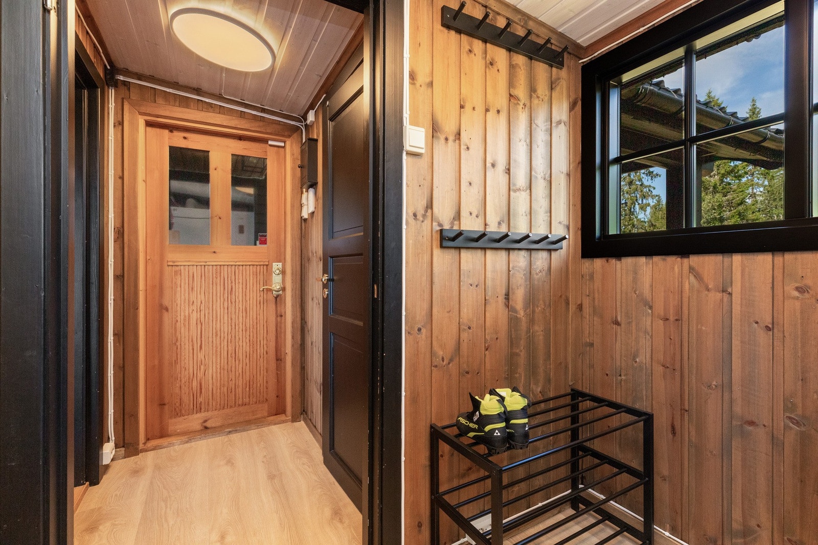 Inngangsdøren sett fra entrè. Praktisk med plass til å henge fra seg tøy og sette fra seg sko Galleribilde