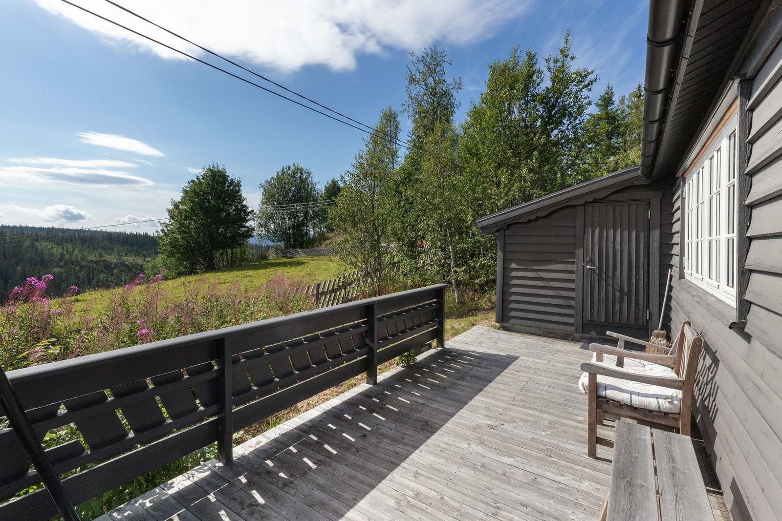 Fra veranda er det inngang til utvendig bod Galleribilde