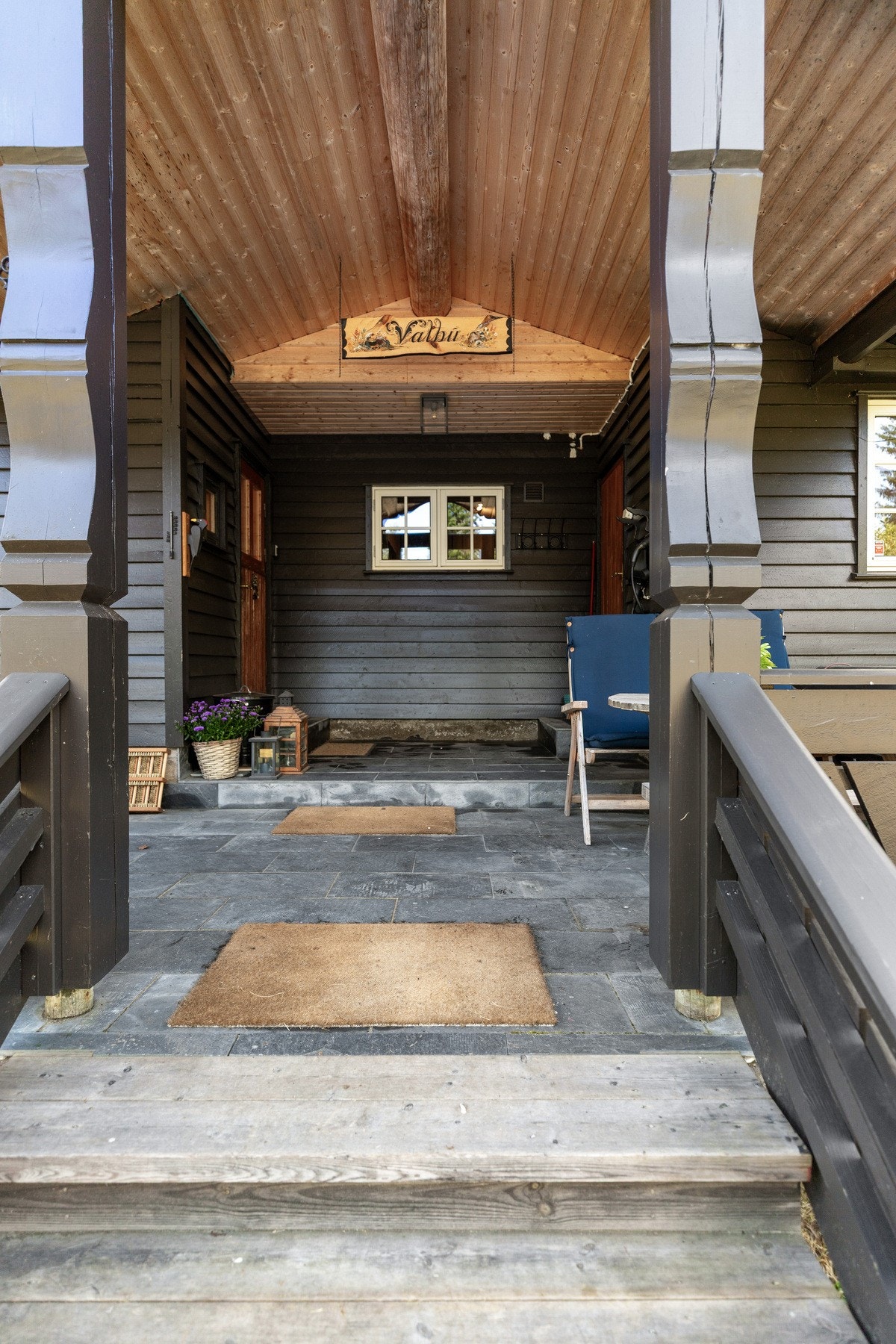 Inngangspartiet på hytta er takoverbygd Galleribilde