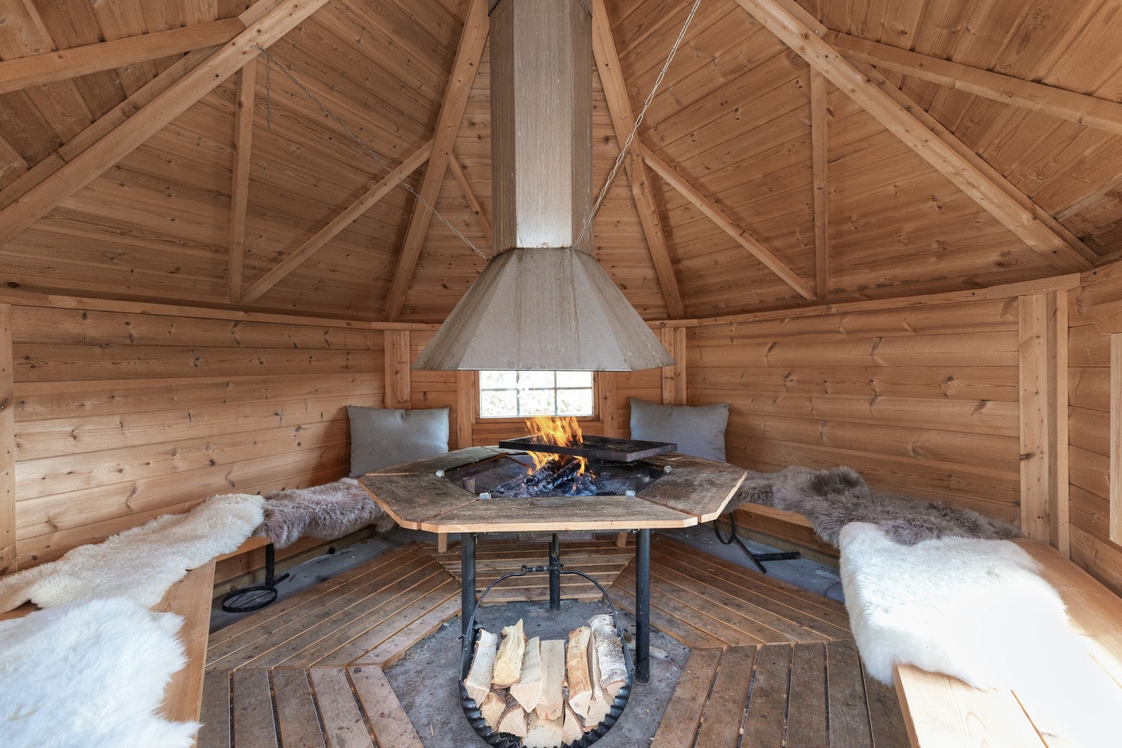 I grillhytten ligger alt til rette for bålkos og familiehygge Galleribilde