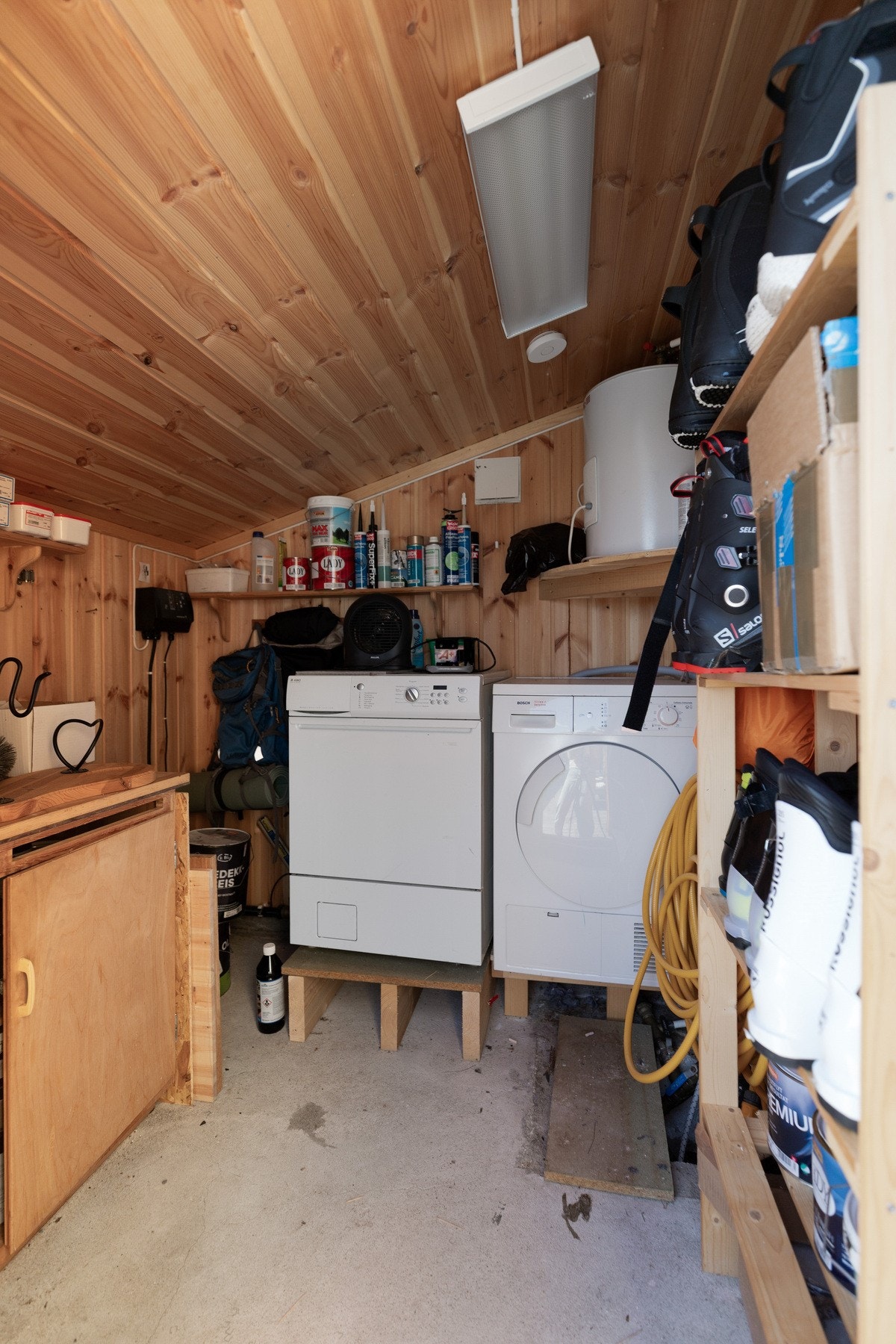 Boden/vaskerommet er isolert og her finner man varmtvannstanken. Her finnes også vaskemaskin og tørketrommel som følger med salget. Galleribilde