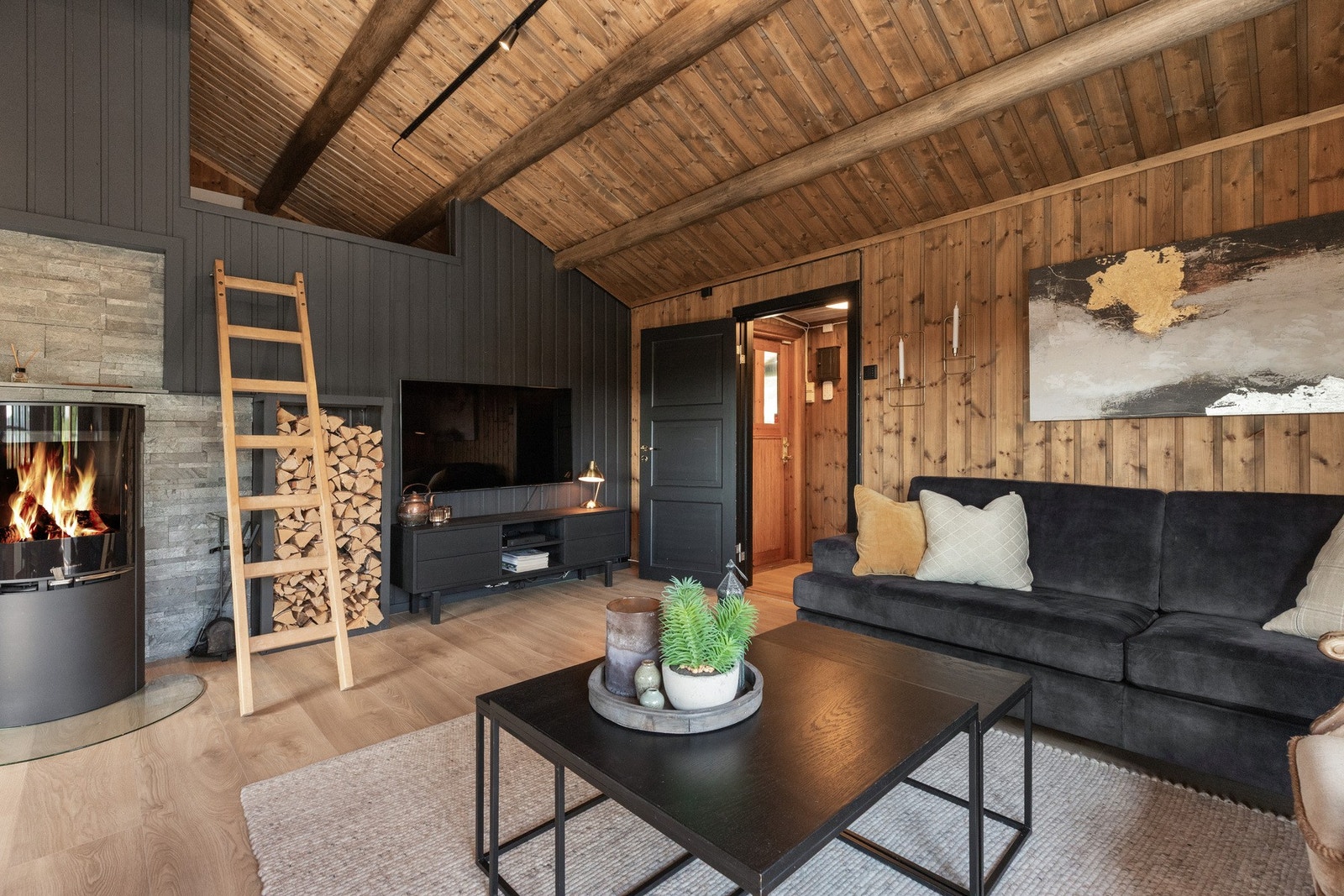 Vedovn installert i 2020 gir god varme og lun stemning Galleribilde