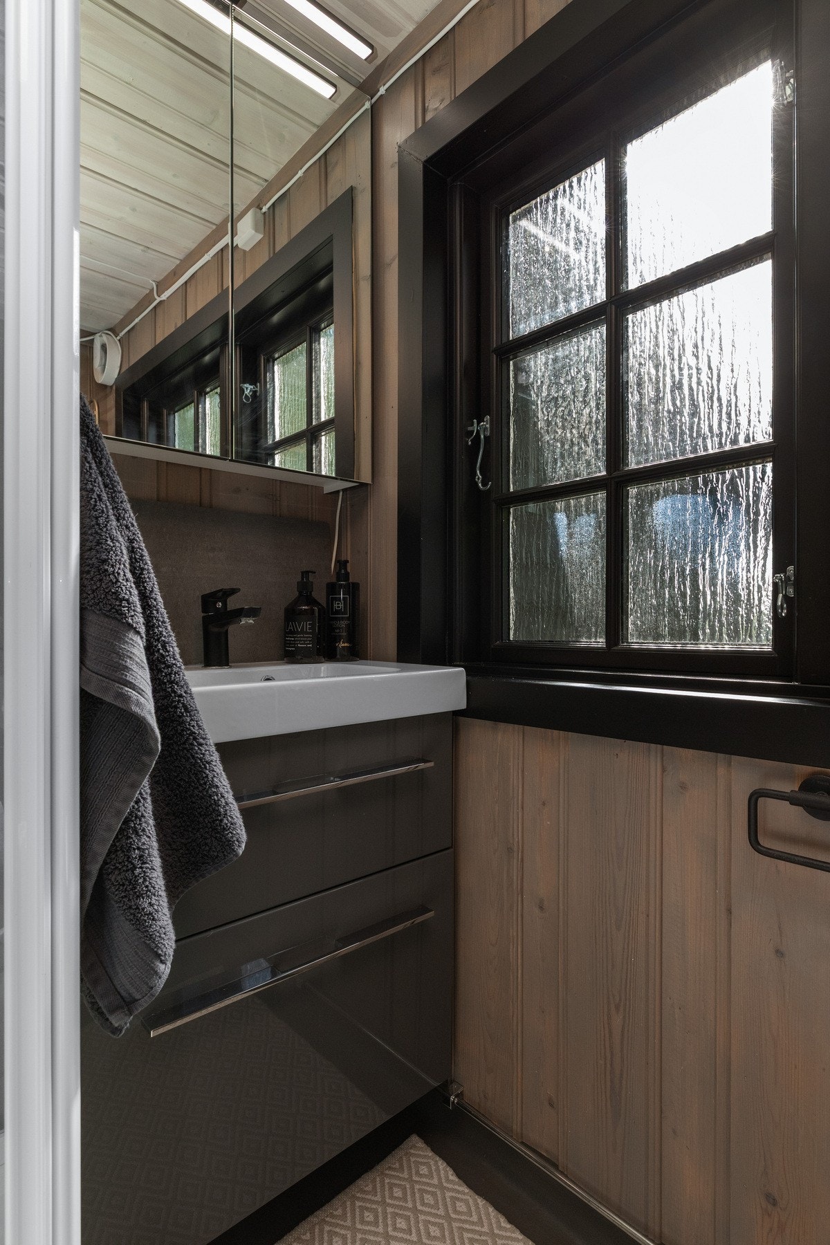 Vi gjør oppmerksom på at det er blant annet avvik på ventilasjon og membran, se tilstandsrapport for detaljer. Galleribilde