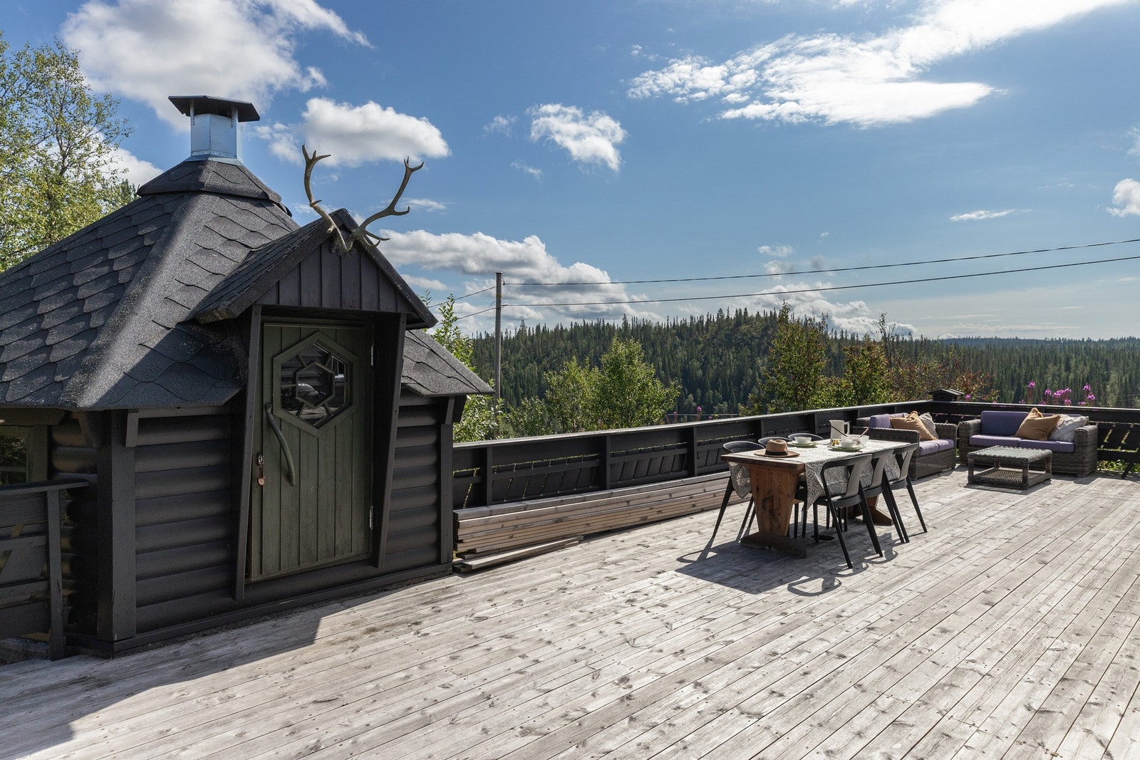 Grillhytte i tilknytning til verandaen Galleribilde