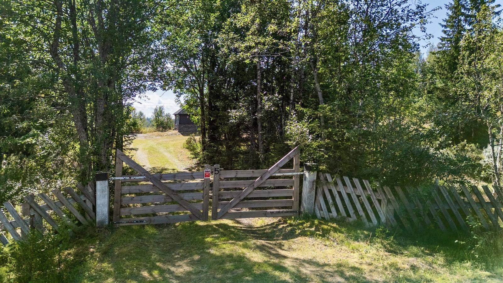 Fra innkjørselen til Jordesvegen 5 Galleribilde