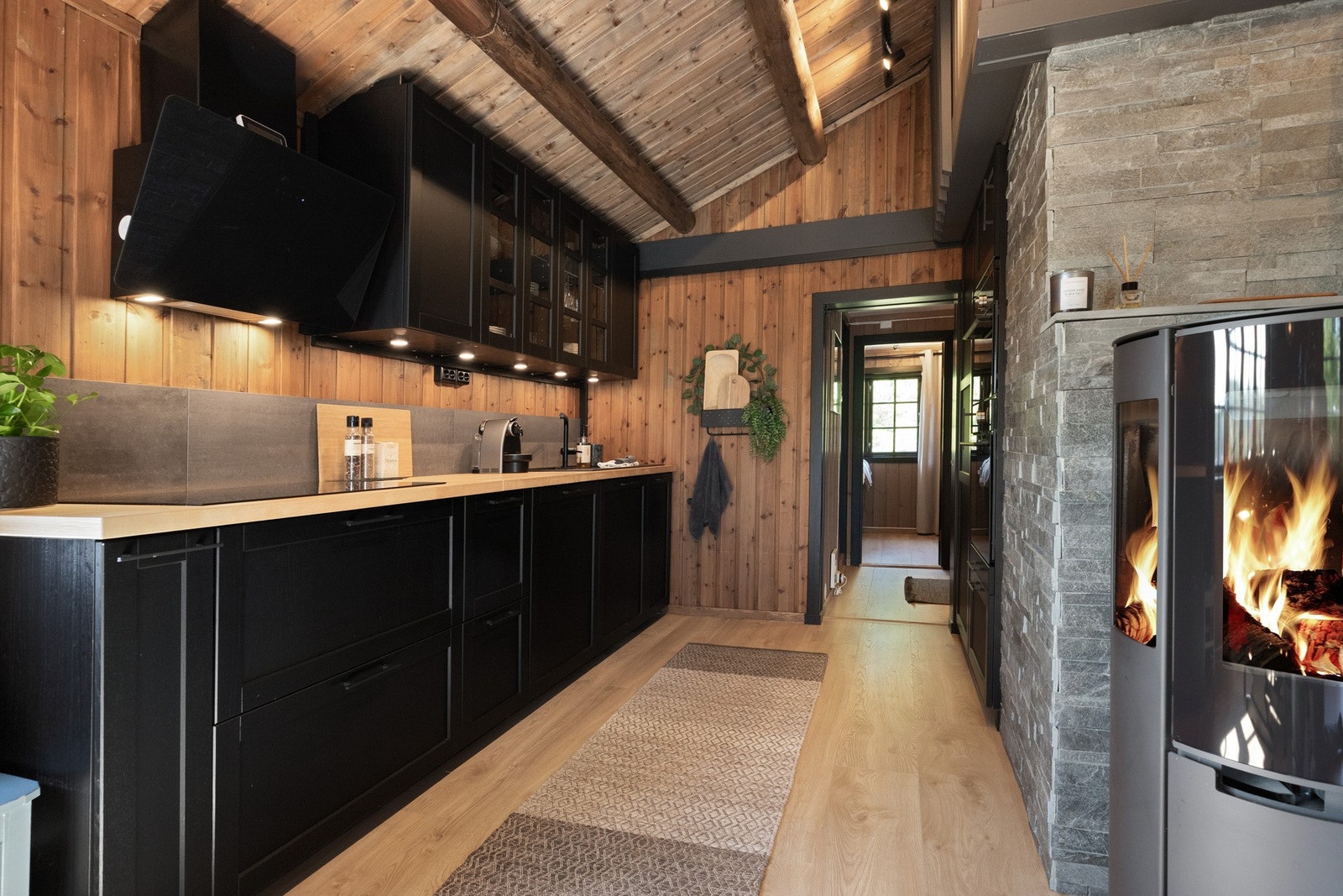 Selger har lagt nytt gulv i alle rom. Galleribilde