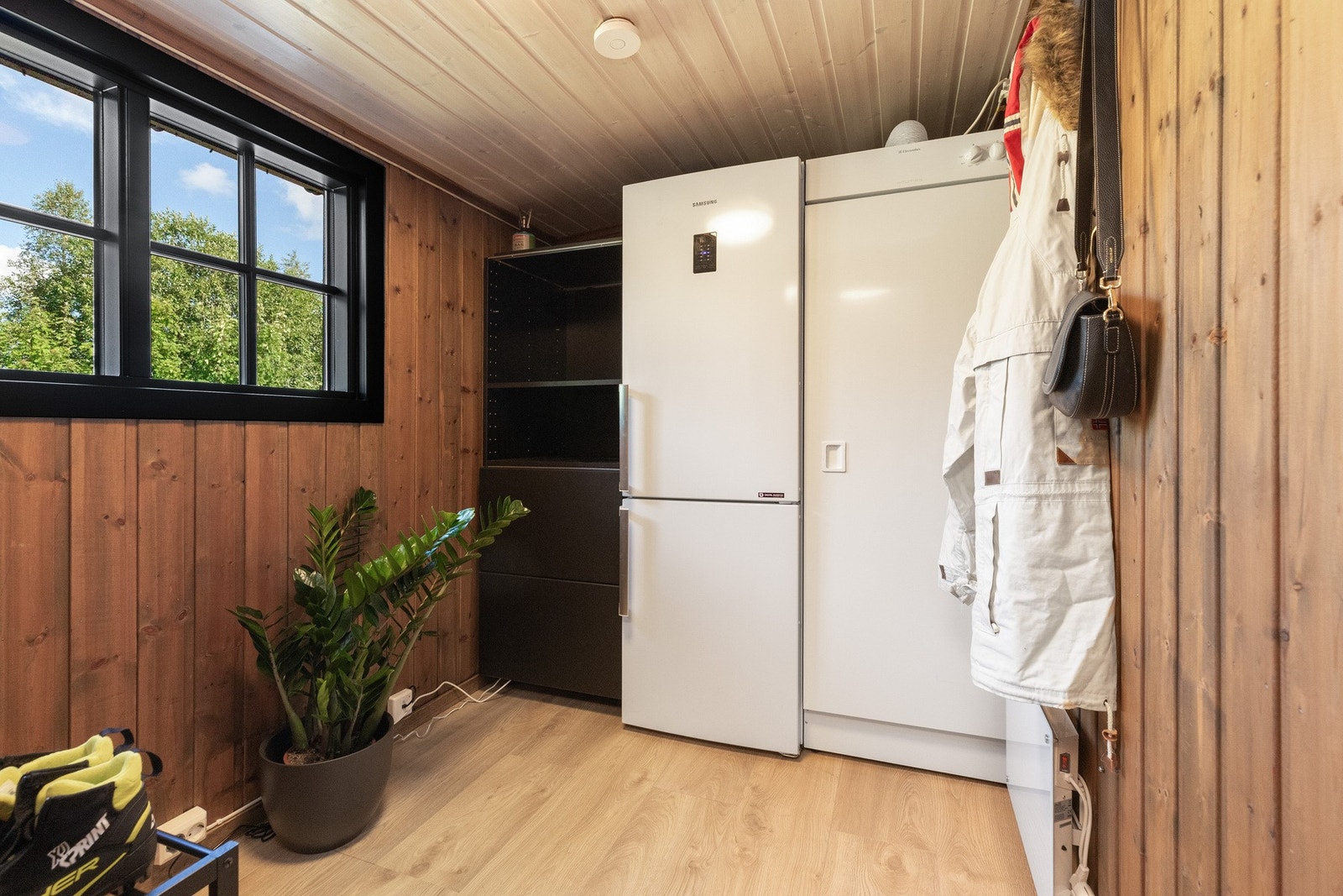 Fra entrè. Her er det plass til oppbevaring og her er også praktisk tørkeskap som følger med salget. Galleribilde