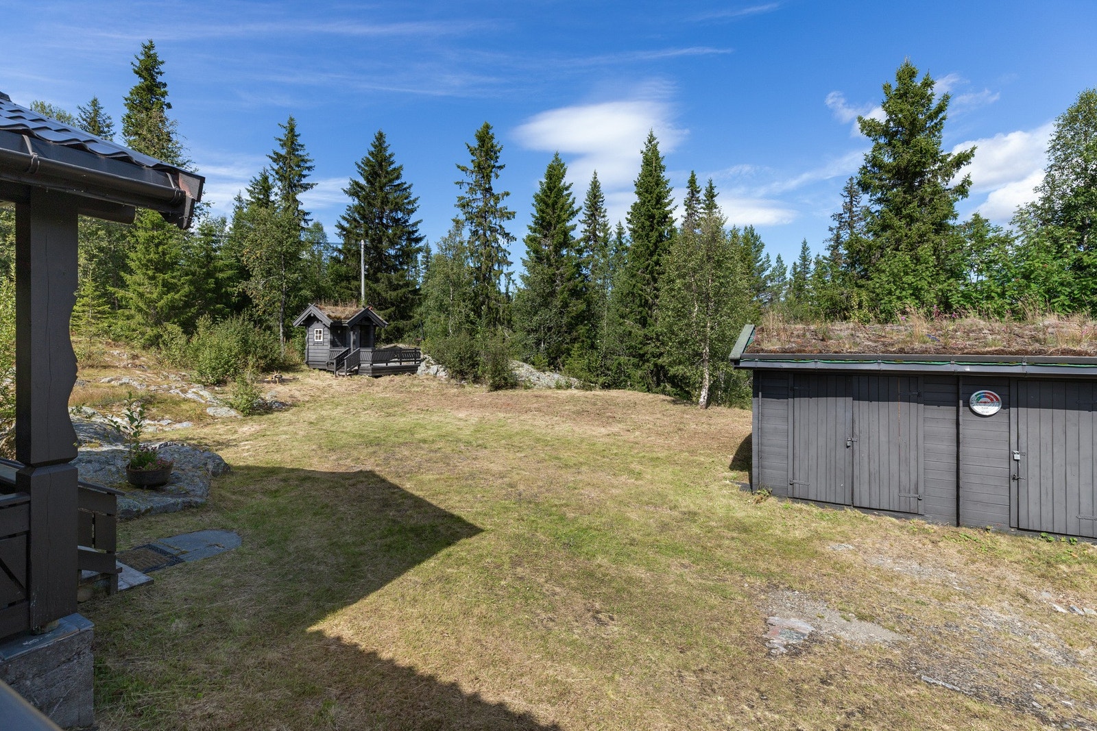 På tunet finner man også uthus og lekehus Galleribilde