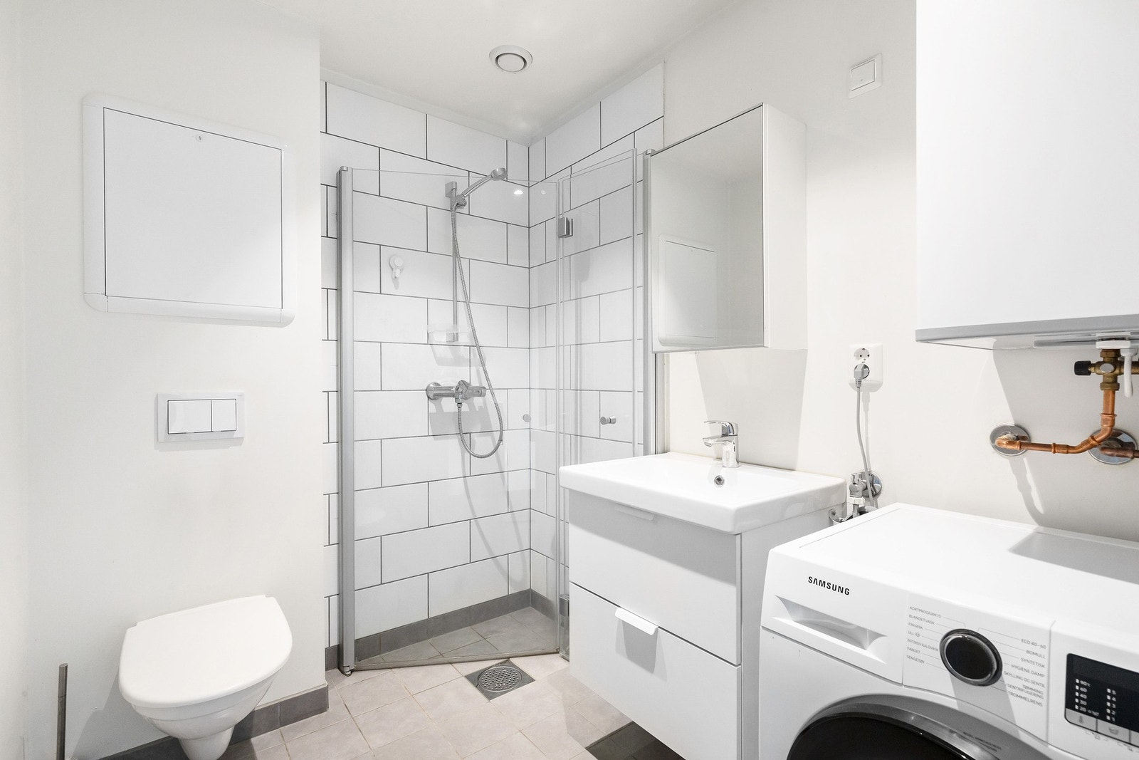 Delikat flislagt bad fra 2019. (TG1) Flislagt med varme i gulv, og downlights i himling. Galleribilde