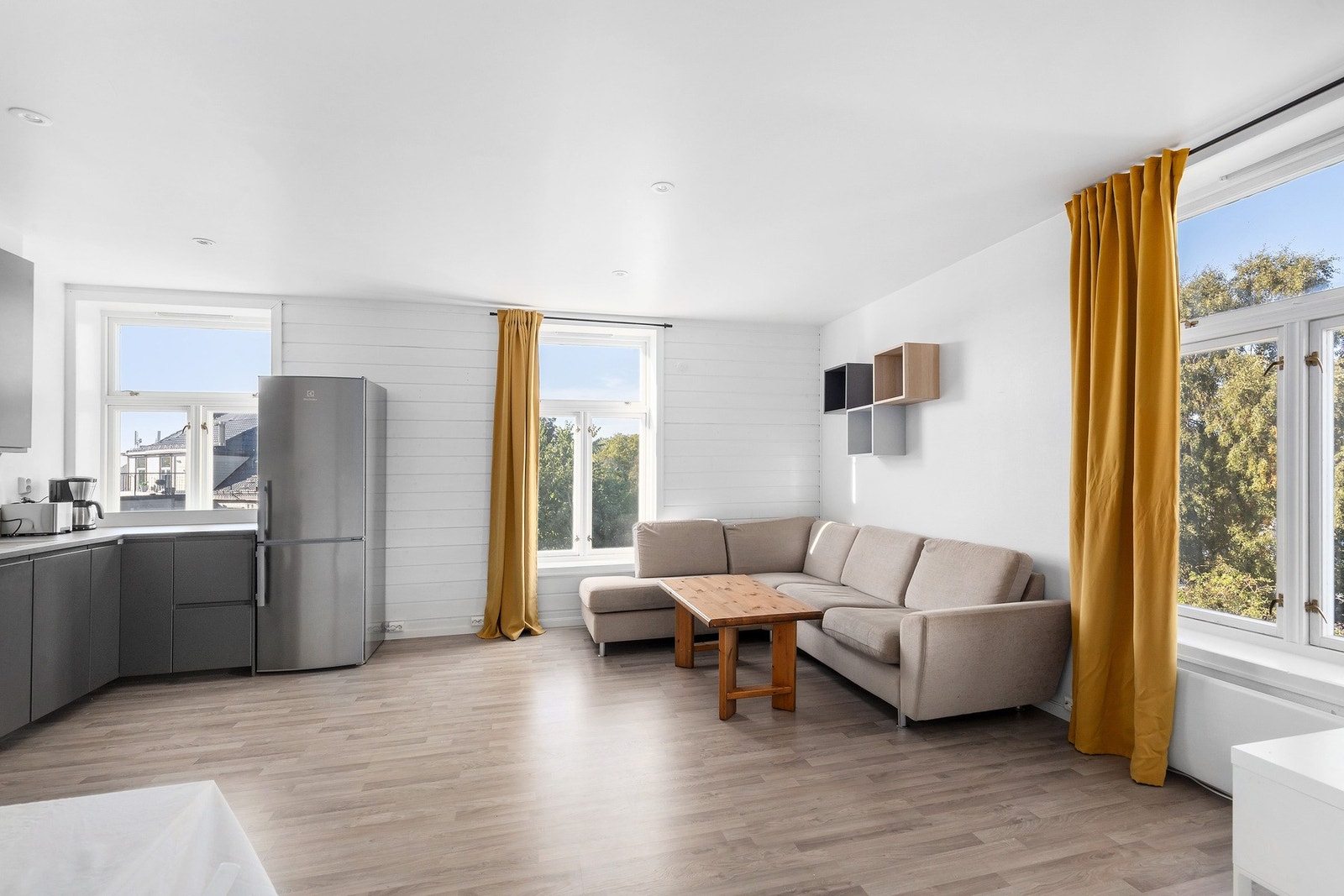 Velkommen til Gamle Kongevei 82 - en svært urban selveierleilighet med fin beliggenhet ved Bakkaunet. Galleribilde