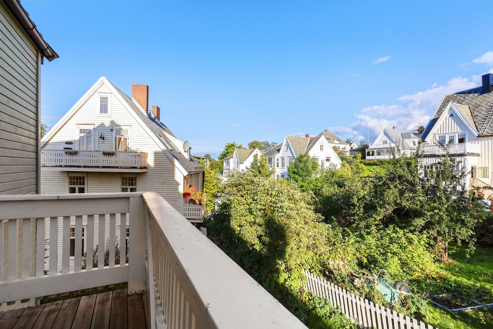 Solrik og skjermet balkong som vender ut mot grønne omgivelser. Galleribilde