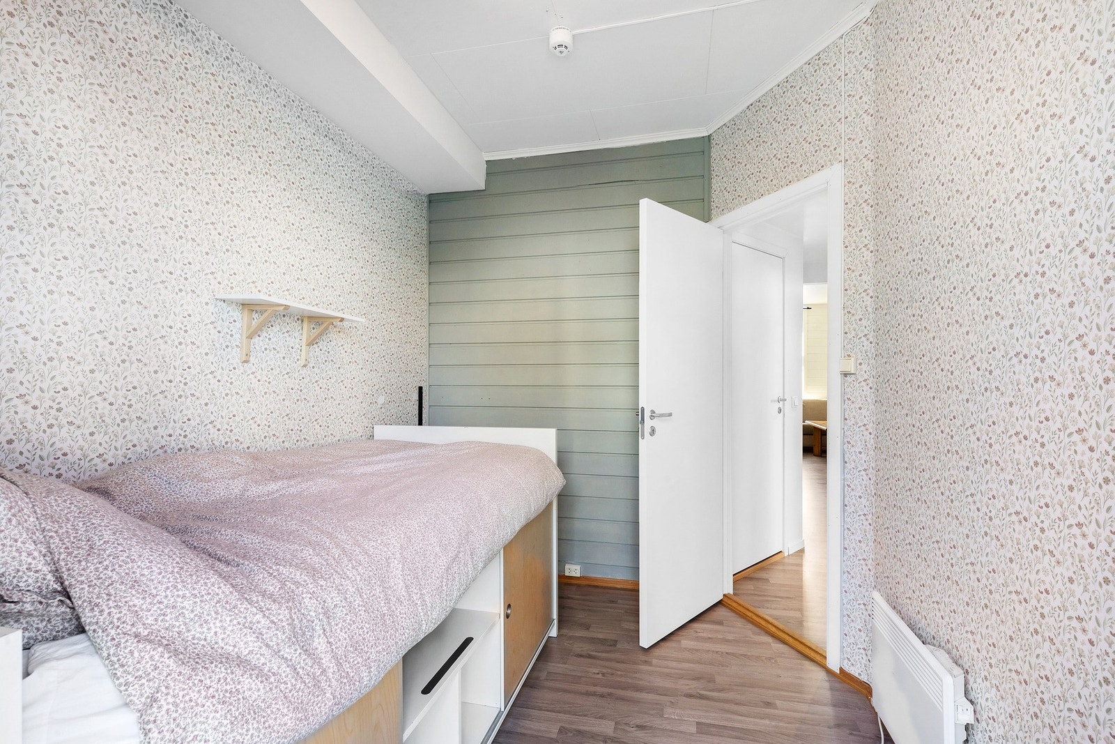 Soverom 2 måler 6,4 kvm og har utgang til solrik balkong. Galleribilde