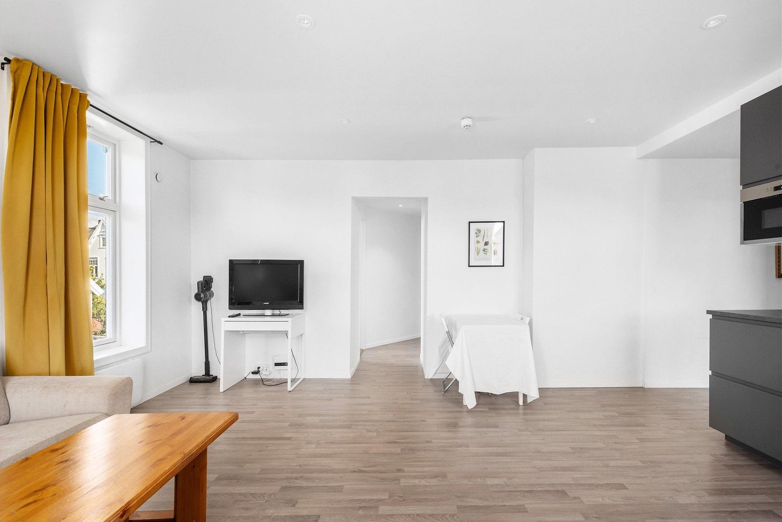 Flott stue- og kjøkkenløsning på 24 kvm, med god plass til spisestue. Galleribilde