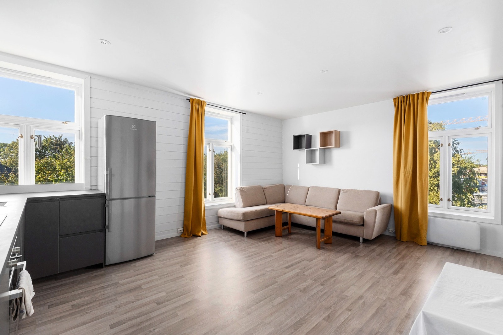 Flere store vindusflater gir rommet herlig dagslys og en god romfølelse. Galleribilde