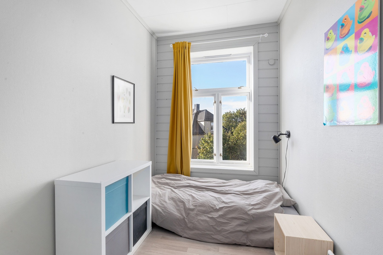 Soverom 3 som ligger i vegg med kjøkkenet, måler 5,6 kvm. Lyse og trivelige overflater. Galleribilde