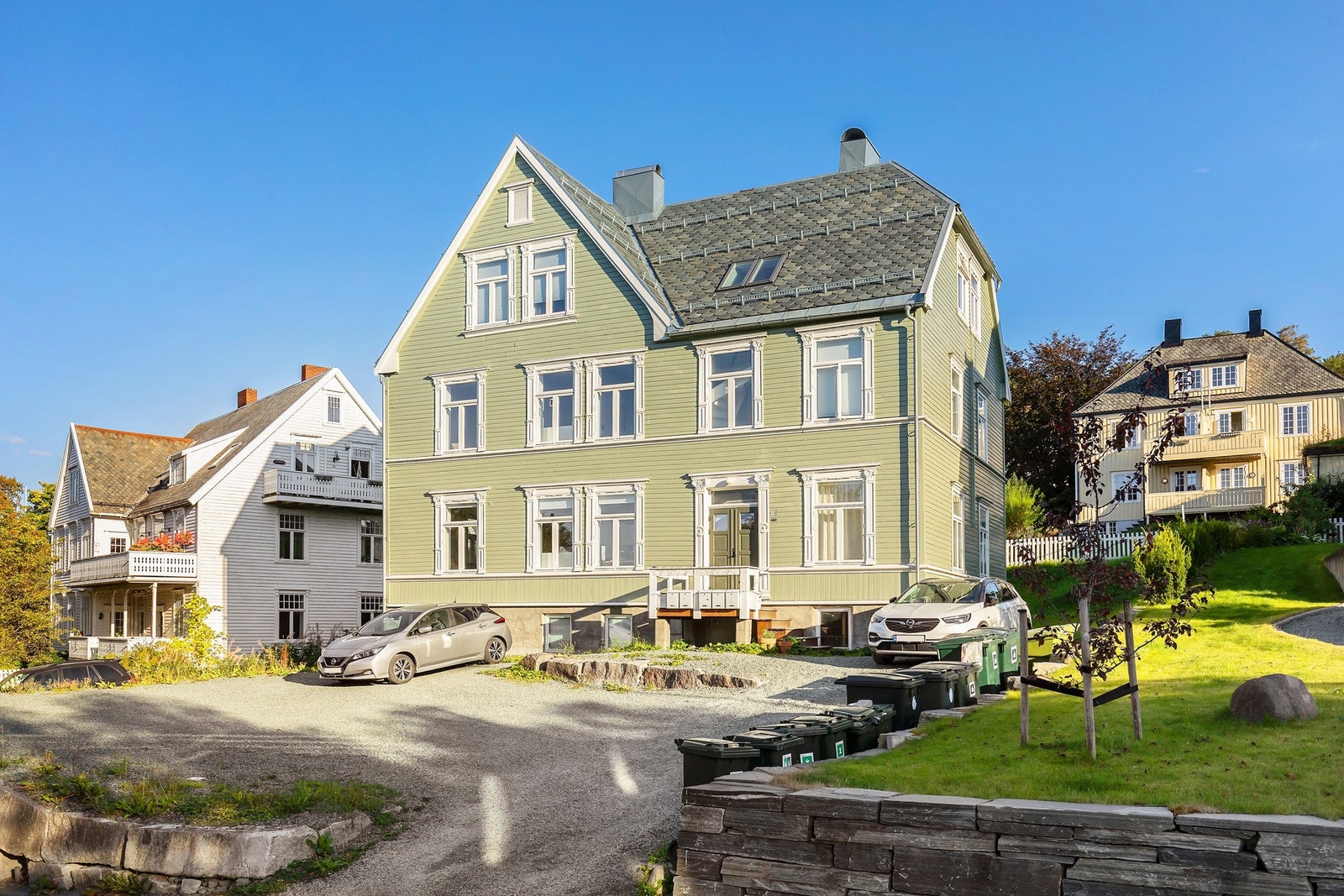 Din nye leilighet? Leiligheten ligger fint til i byggets andre etasje til venstre i bildet. Oppstillingsplass for bil på felles gårdsplass. Galleribilde