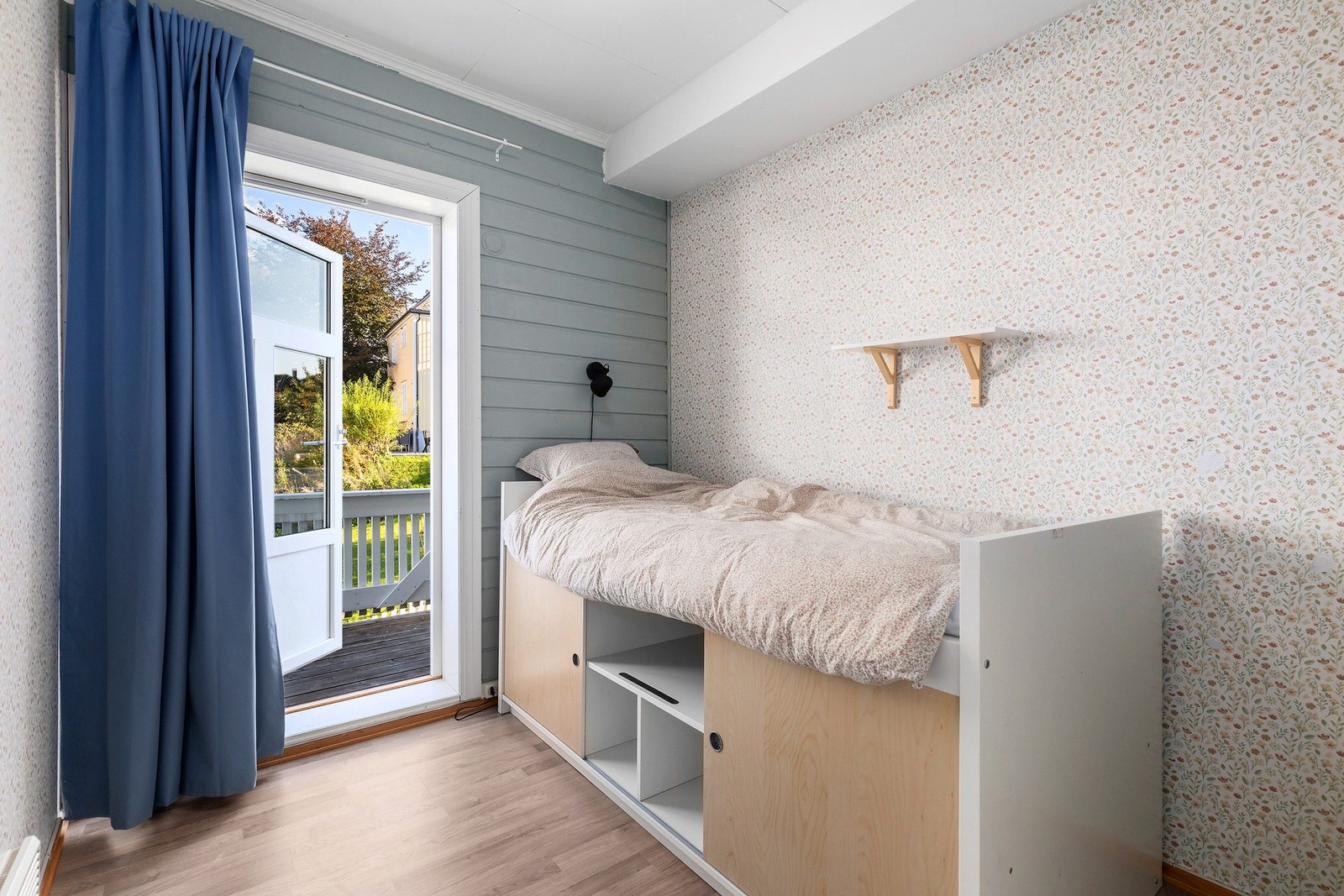 Soverom 2 måler 6,4 kvm og har utgang til solrik balkong. Galleribilde