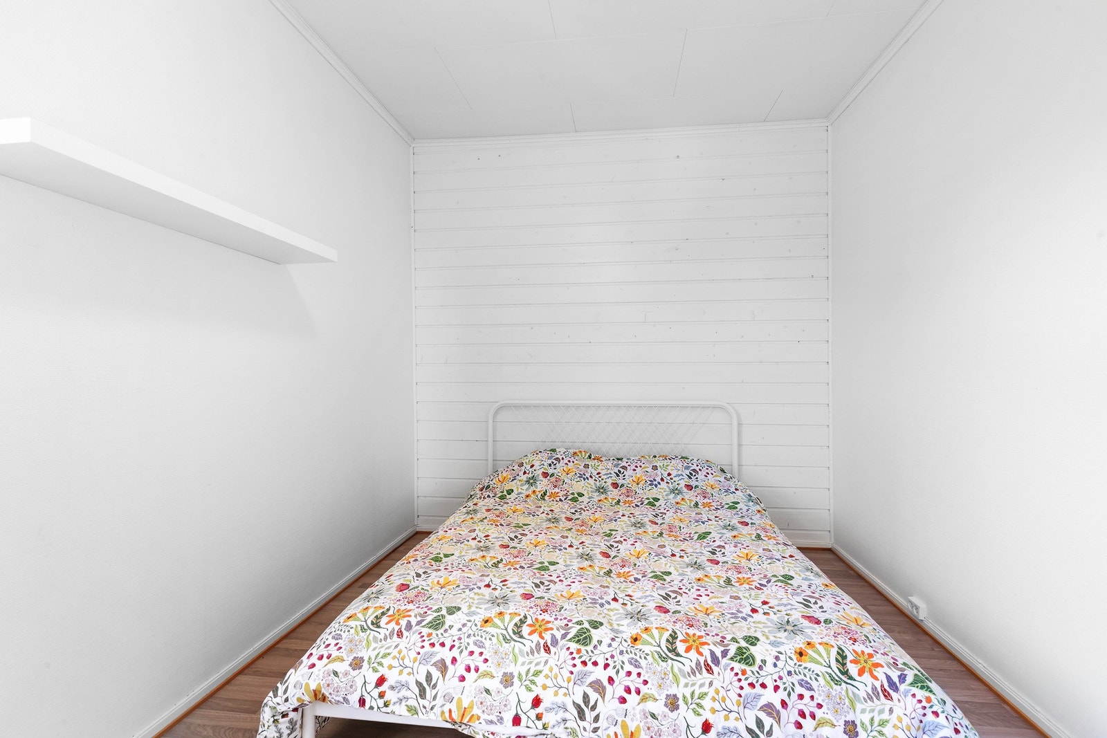 Soverommet ligger skjermet til uten innsyn. God plass til dobbeltseng. Galleribilde