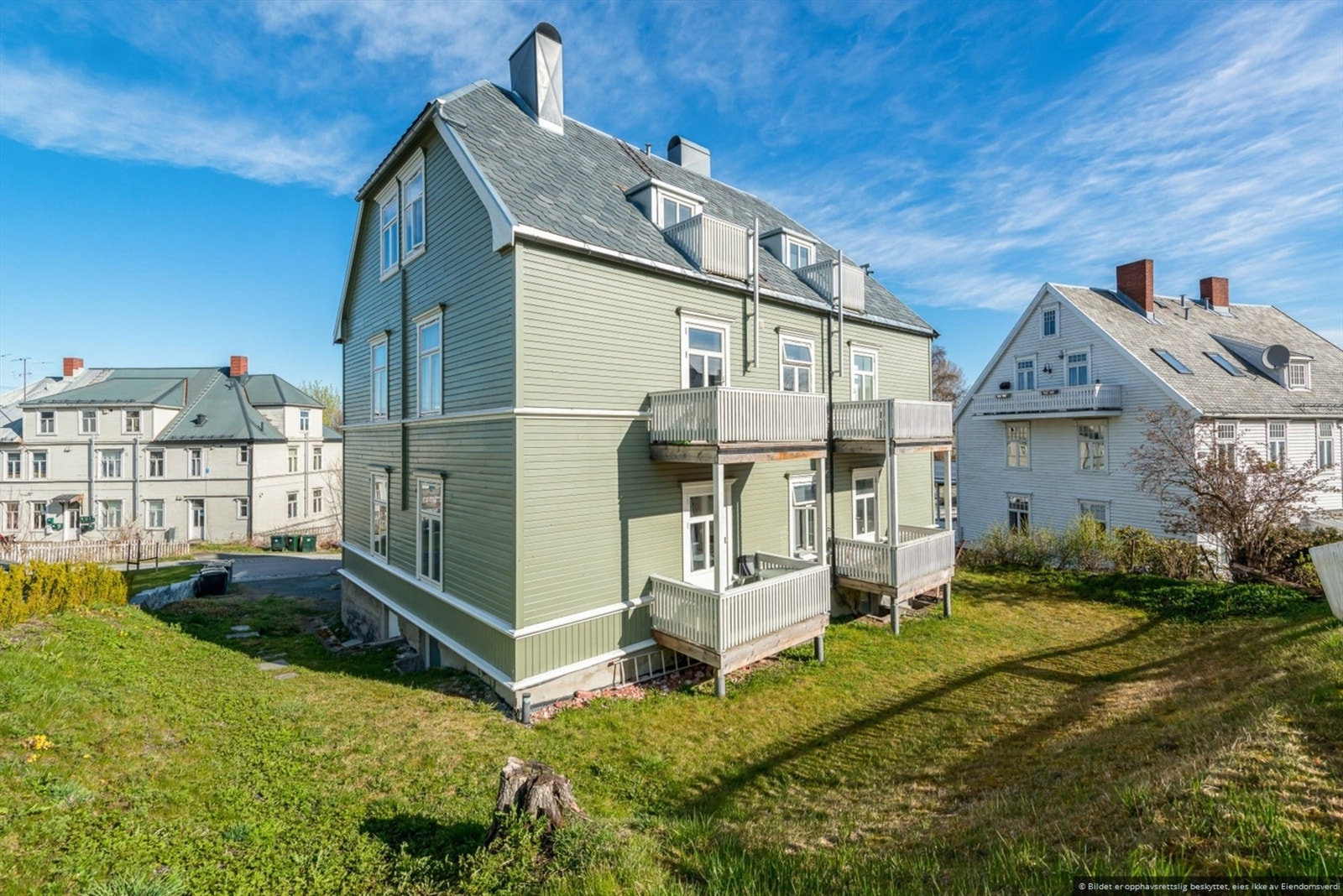 Betydelig renovert med drenering i 2005, ny kledning samt nytt tak i 2017. Fantastisk beliggenhet en kort tur fra sentrum/bykjernen samt Solsiden. Galleribilde