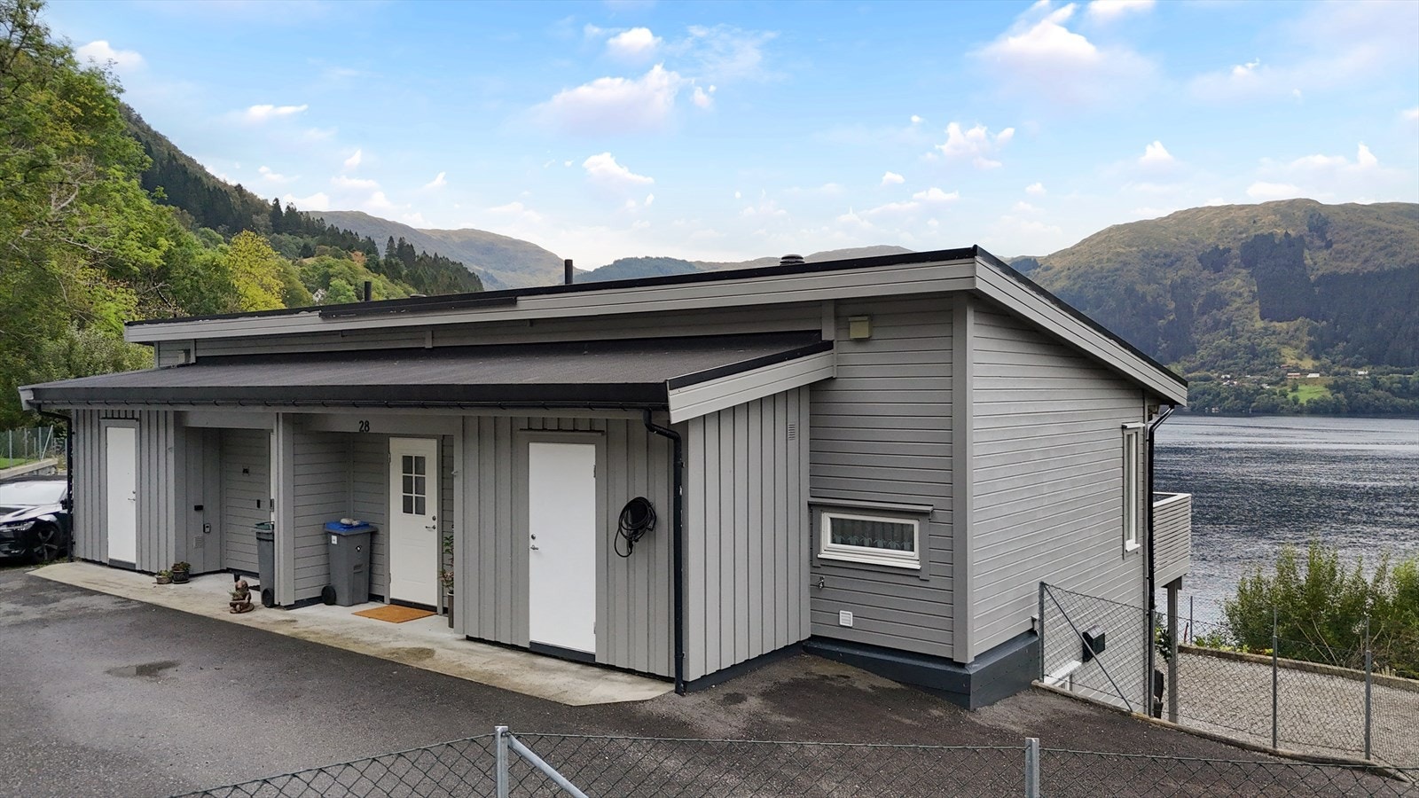 Parkering rett utenfor inngangsdøren. Galleribilde