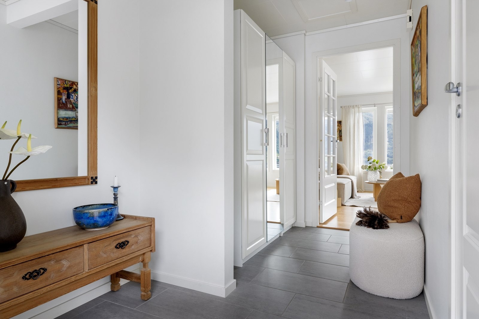 Velkommen inn! Fliselagt gang med god plass til oppheng av yttertøy. Galleribilde