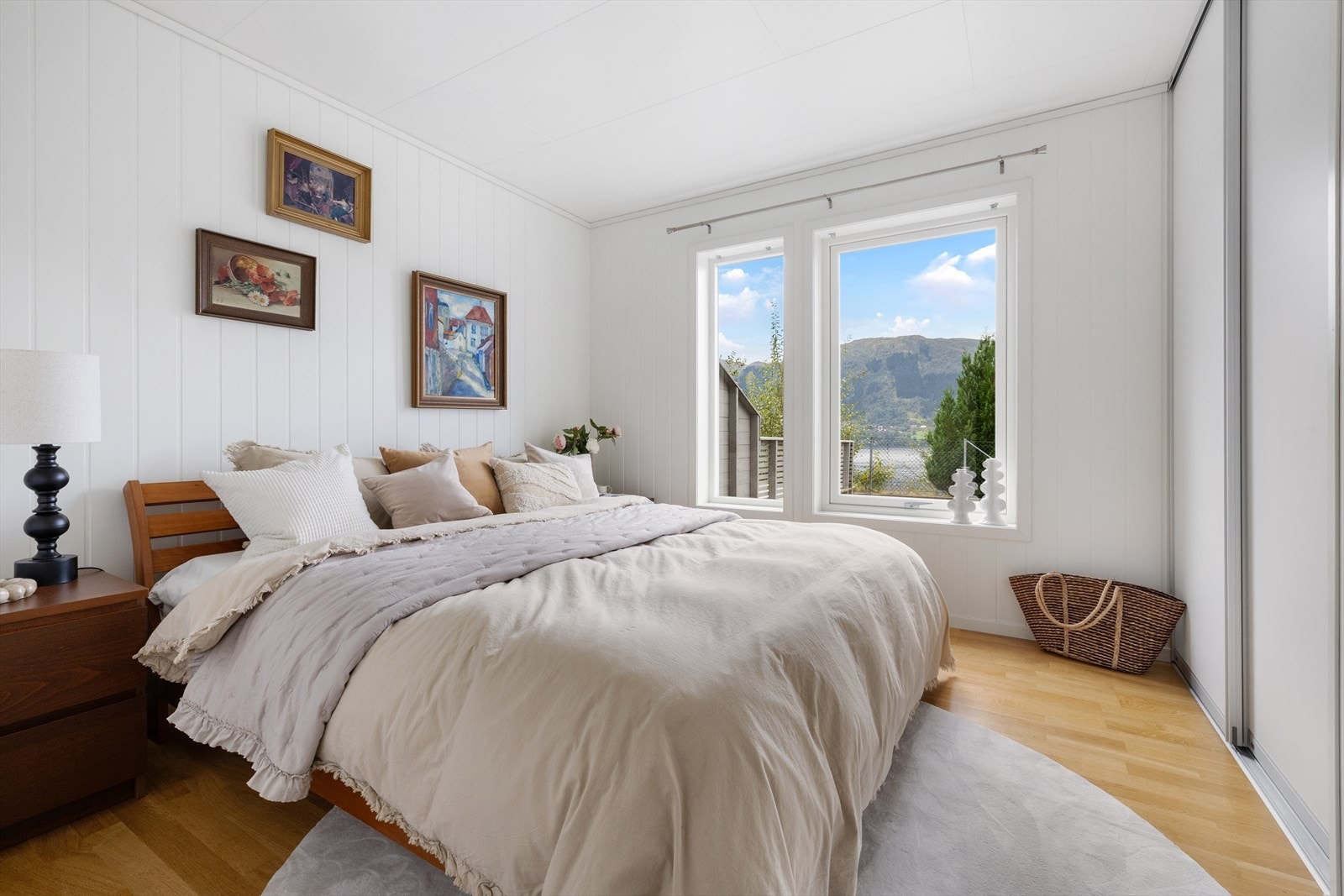 Godt med garderobeplass i "veggtilvegg" skyvedørsgarderobe. Galleribilde