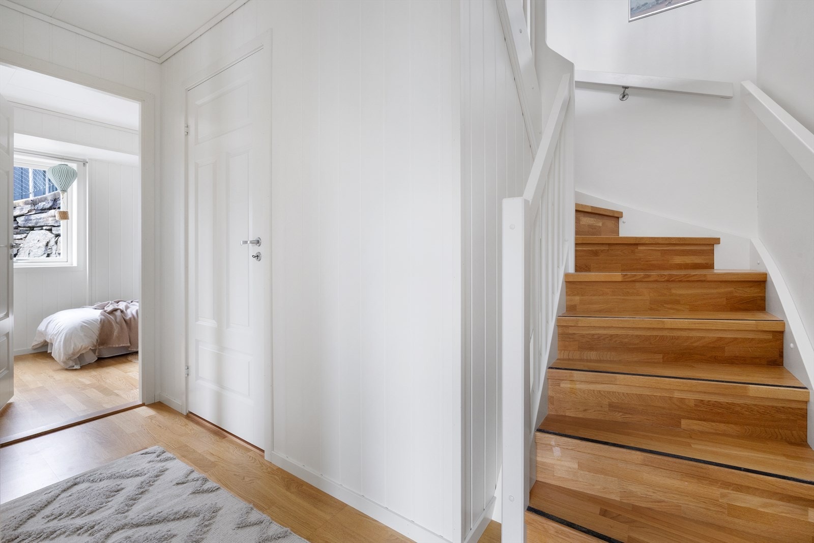 Trappegang med bodplass under trappen. Galleribilde