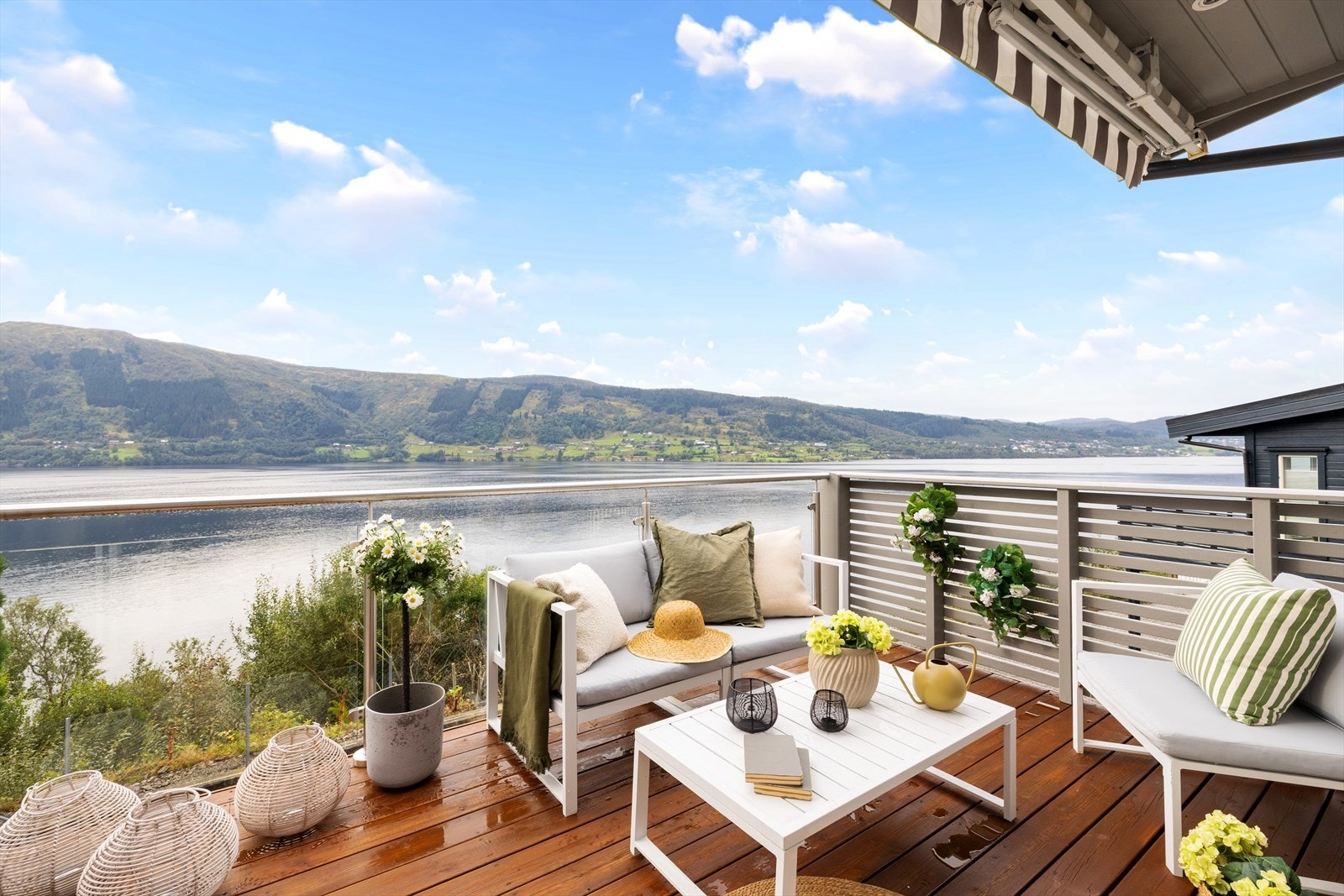 Solrikt med flott utsikt. Motorisert persienne kan benyttes hvis det skulle bli for mye sol eller ved nedbør. Galleribilde