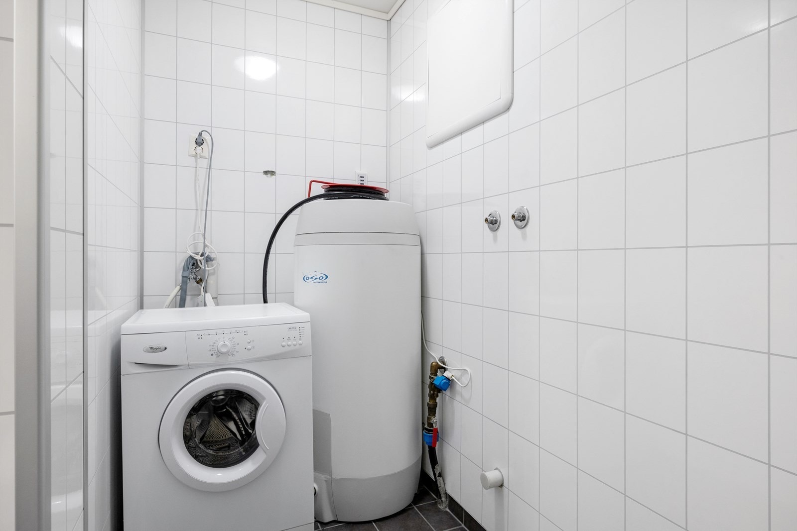 Egen vaskeromnisje på badet. Opplegg for utslagsvask hvis man måtte ønske det. Galleribilde