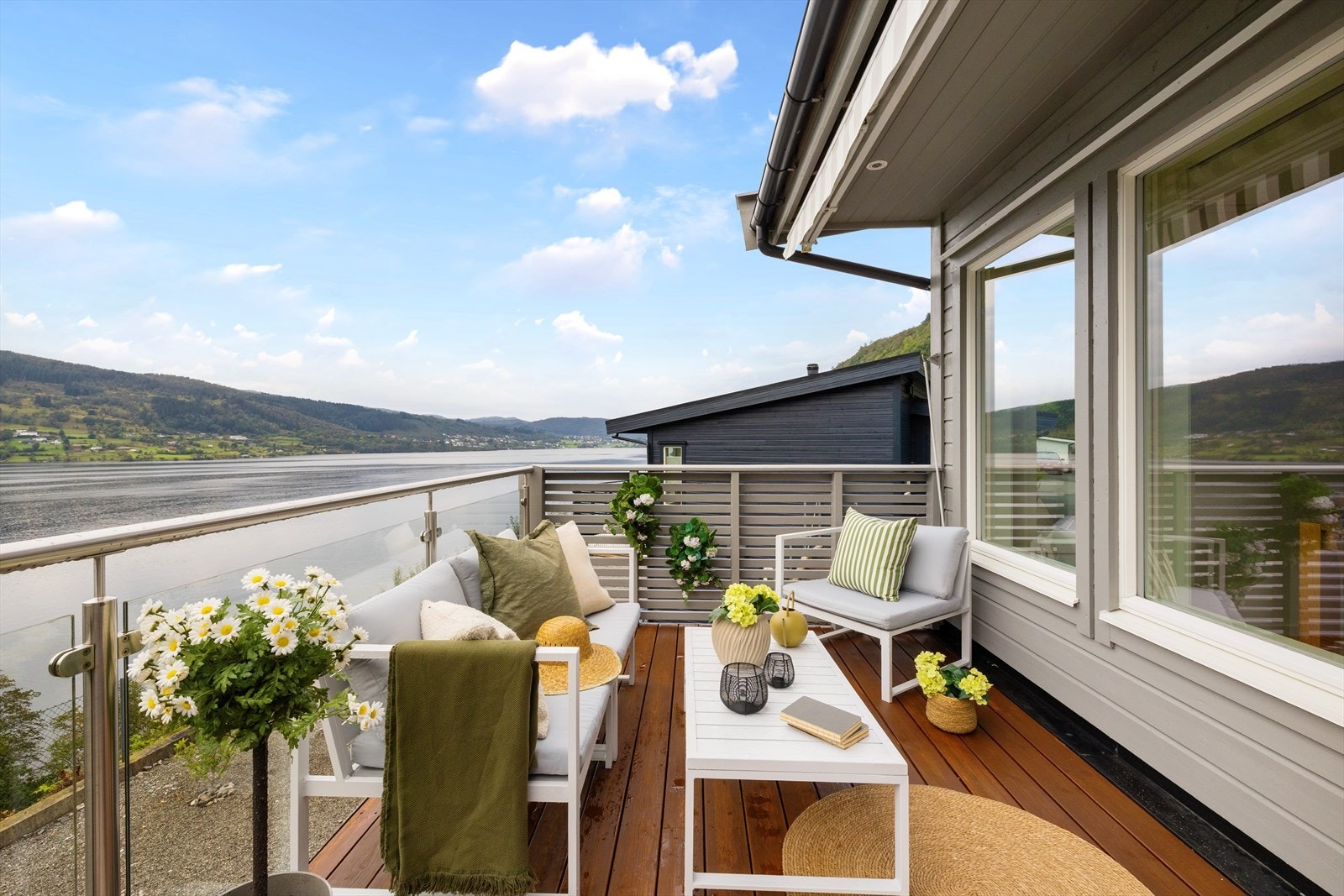 Eiendommen ligger skjermet til med flotte sol- og utsiktsforhold over Sørfjorden. Galleribilde