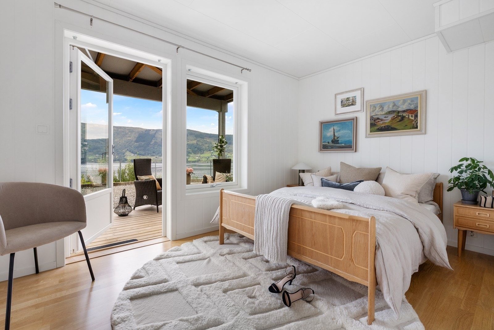 Soverom nr. 2 med utgang til overbygd uteplass. Galleribilde