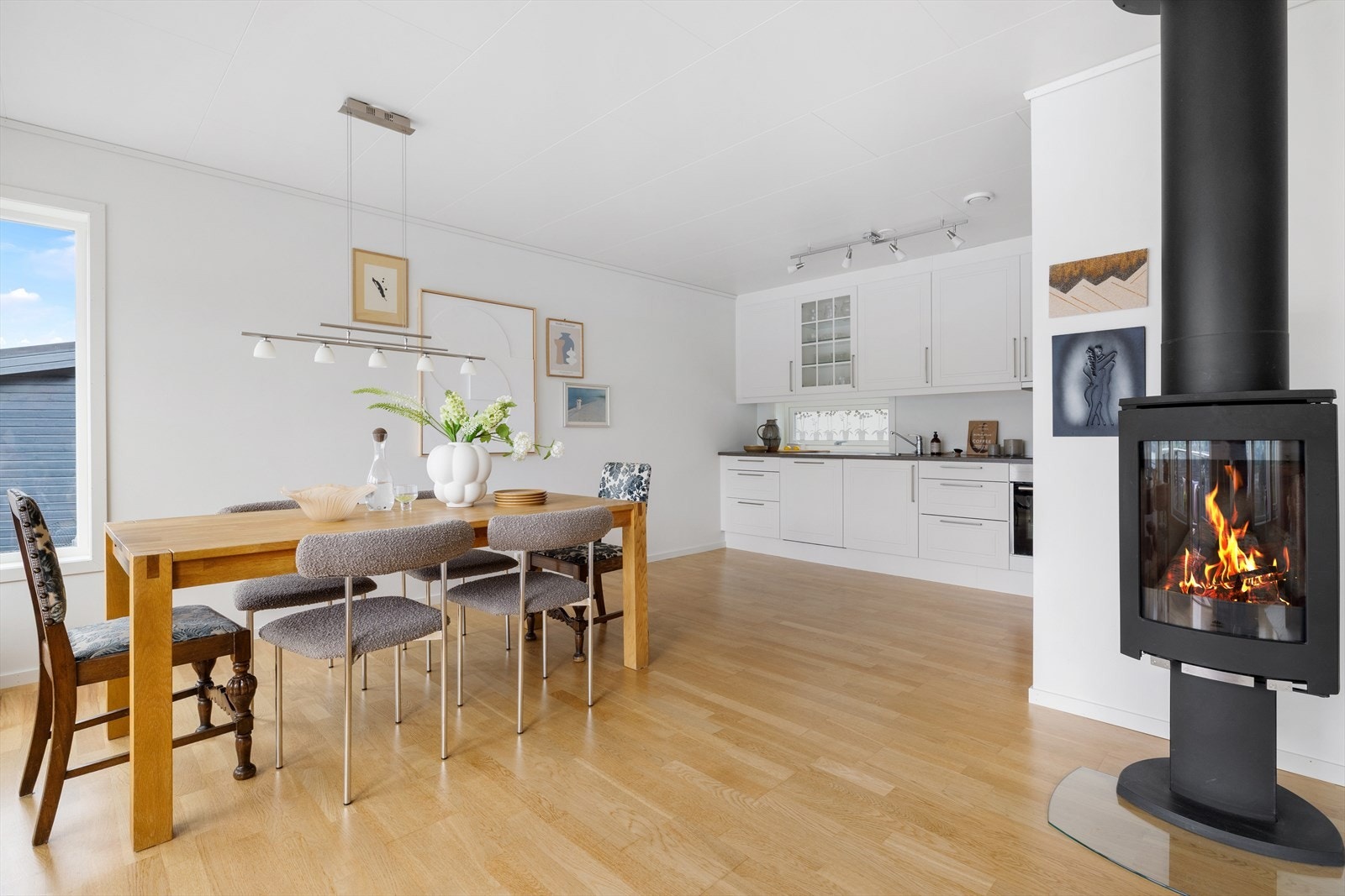 Praktisk spiseplass ved kjøkkenet. Galleribilde