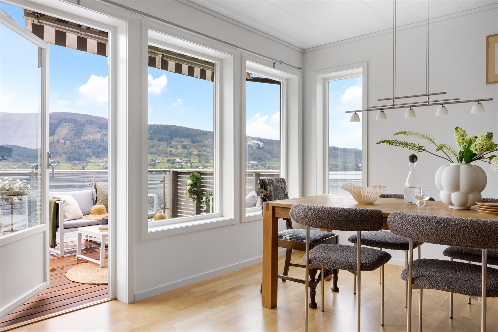 Utgang til usjenert altan. Galleribilde