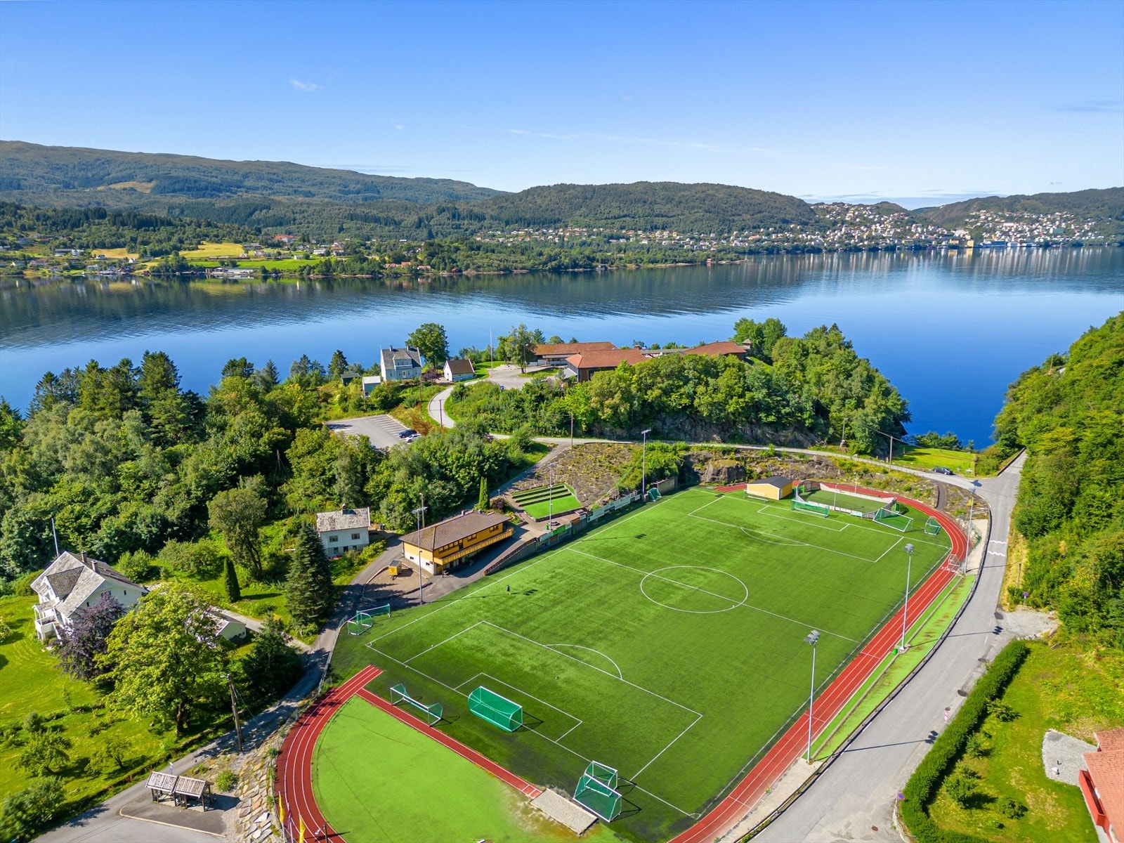 Haus barneskule ligger bare par min. unna med bil. Galleribilde